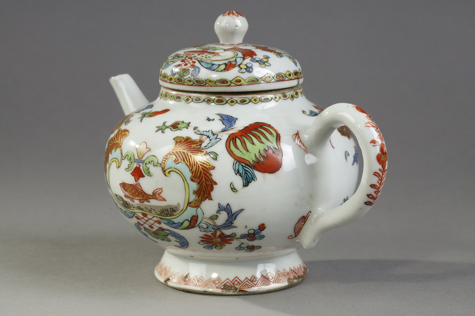 Polychrome : Porcelain teapot from the Famille rose  with decor called Pompadour 
China circa 1745