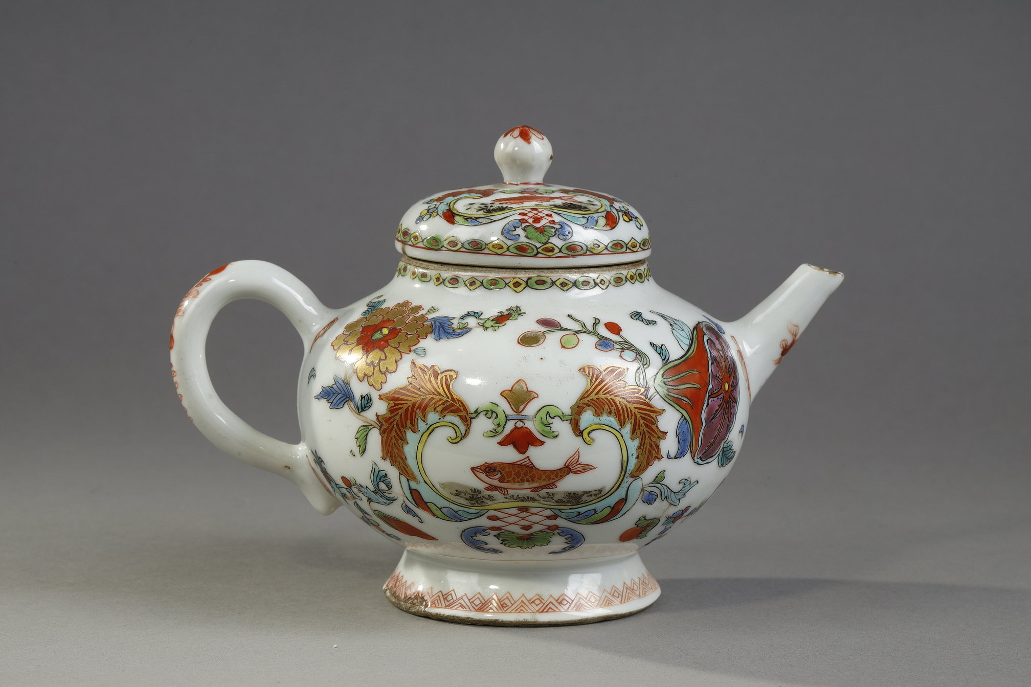 Polychrome : Porcelain teapot from the Famille rose  with decor called Pompadour 
China circa 1745