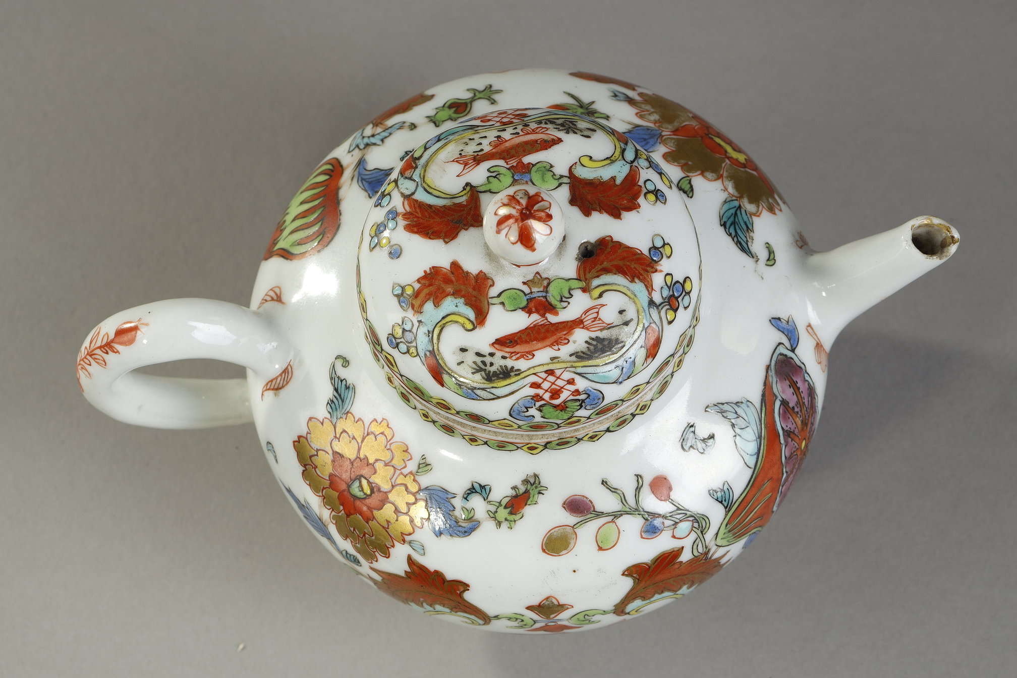 Polychrome : Porcelain teapot from the Famille rose  with decor called Pompadour 
China circa 1745