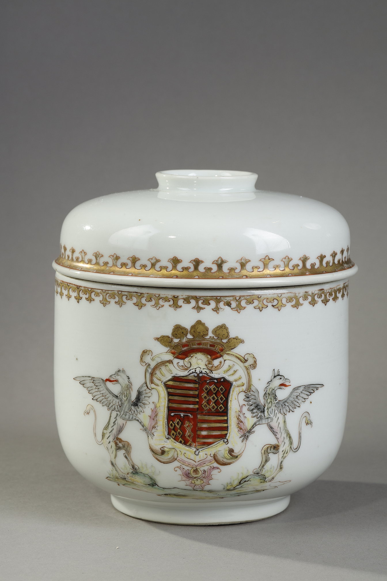 Polychrome : covered pot (sugar) in polychrome porcelain decorated with the Coat of Arms of the Volvire de Ruffec family related to that of the Duke of Saint Simon surrounded by two drawn griffins .  China Qianlong period 1736/1795 
H 14.5cm 