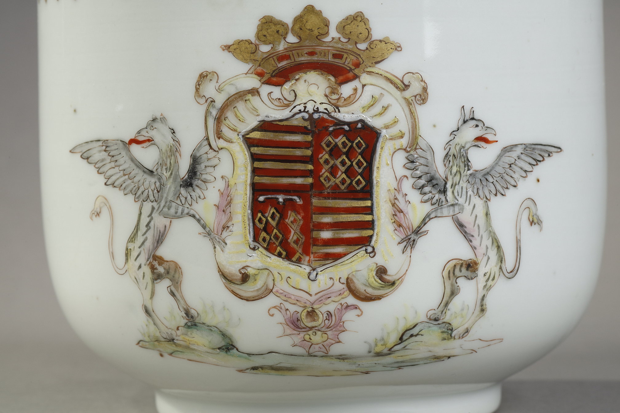 Polychrome : covered pot (sugar) in polychrome porcelain decorated with the Coat of Arms of the Volvire de Ruffec family related to that of the Duke of Saint Simon surrounded by two drawn griffins .  China Qianlong period 1736/1795 
H 14.5cm 