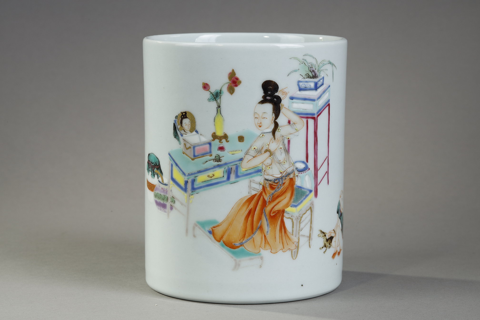 Polychrome : Porcelain brush pot Famille Rose Decorated with a courtesan in front of a desk and a child playing - China Qing Period 1644/1911