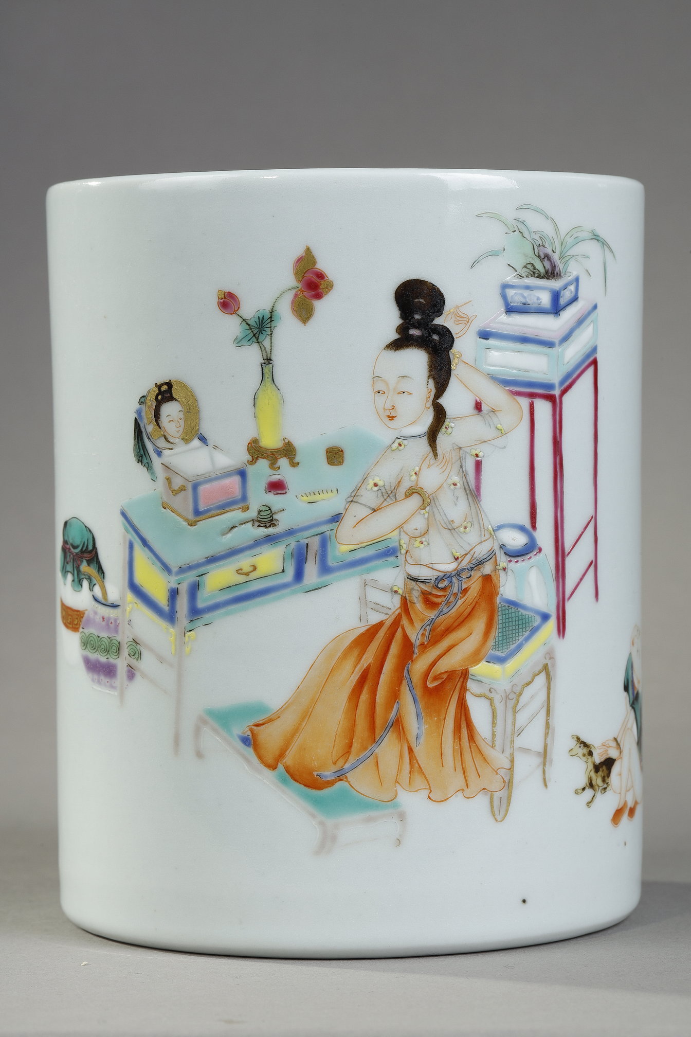 Polychrome : Porcelain brush pot Famille Rose Decorated with a courtesan in front of a desk and a child playing - China Qing Period 1644/1911