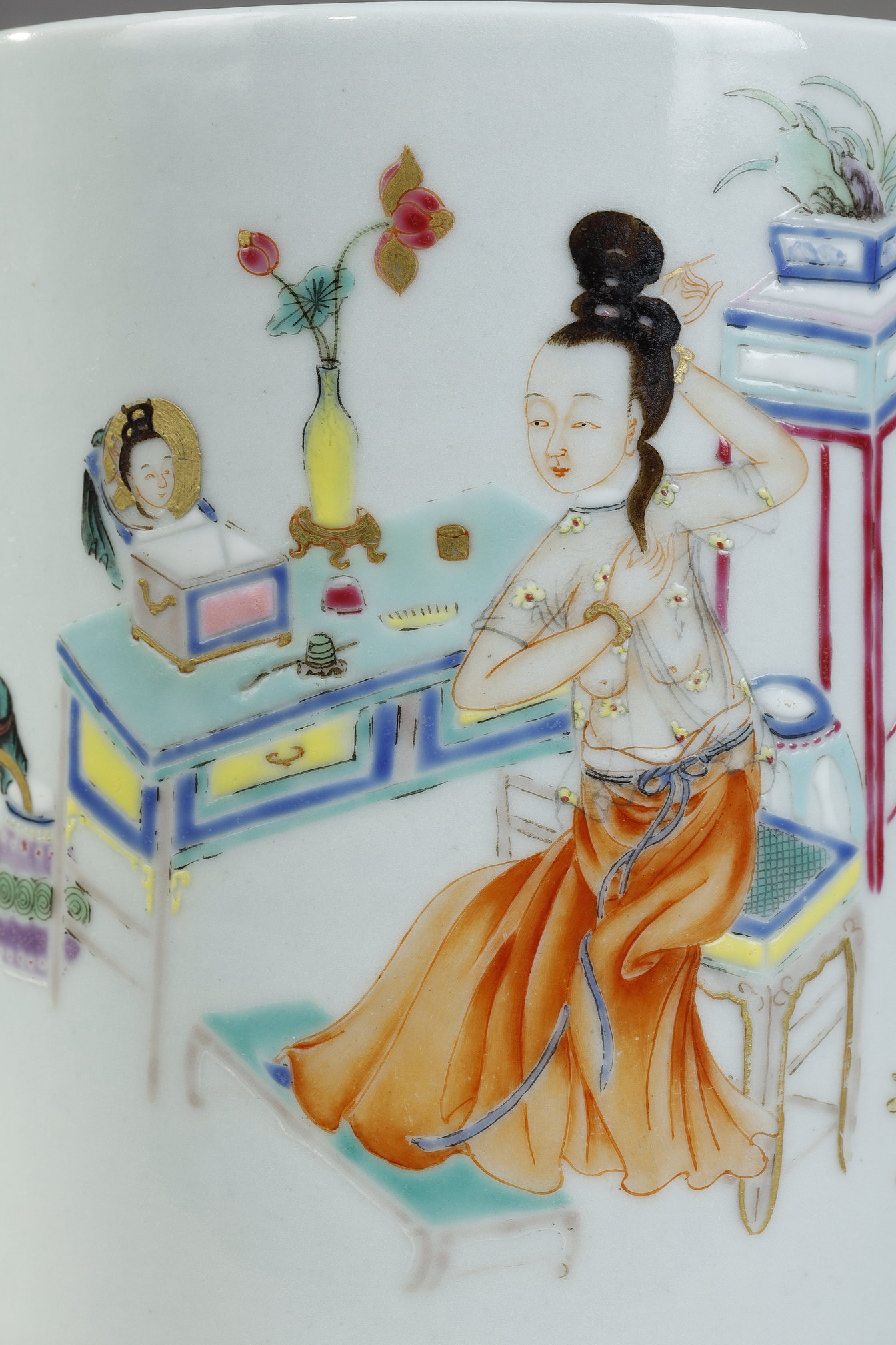 Polychrome : Porcelain brush pot Famille Rose Decorated with a courtesan in front of a desk and a child playing - China Qing Period 1644/1911