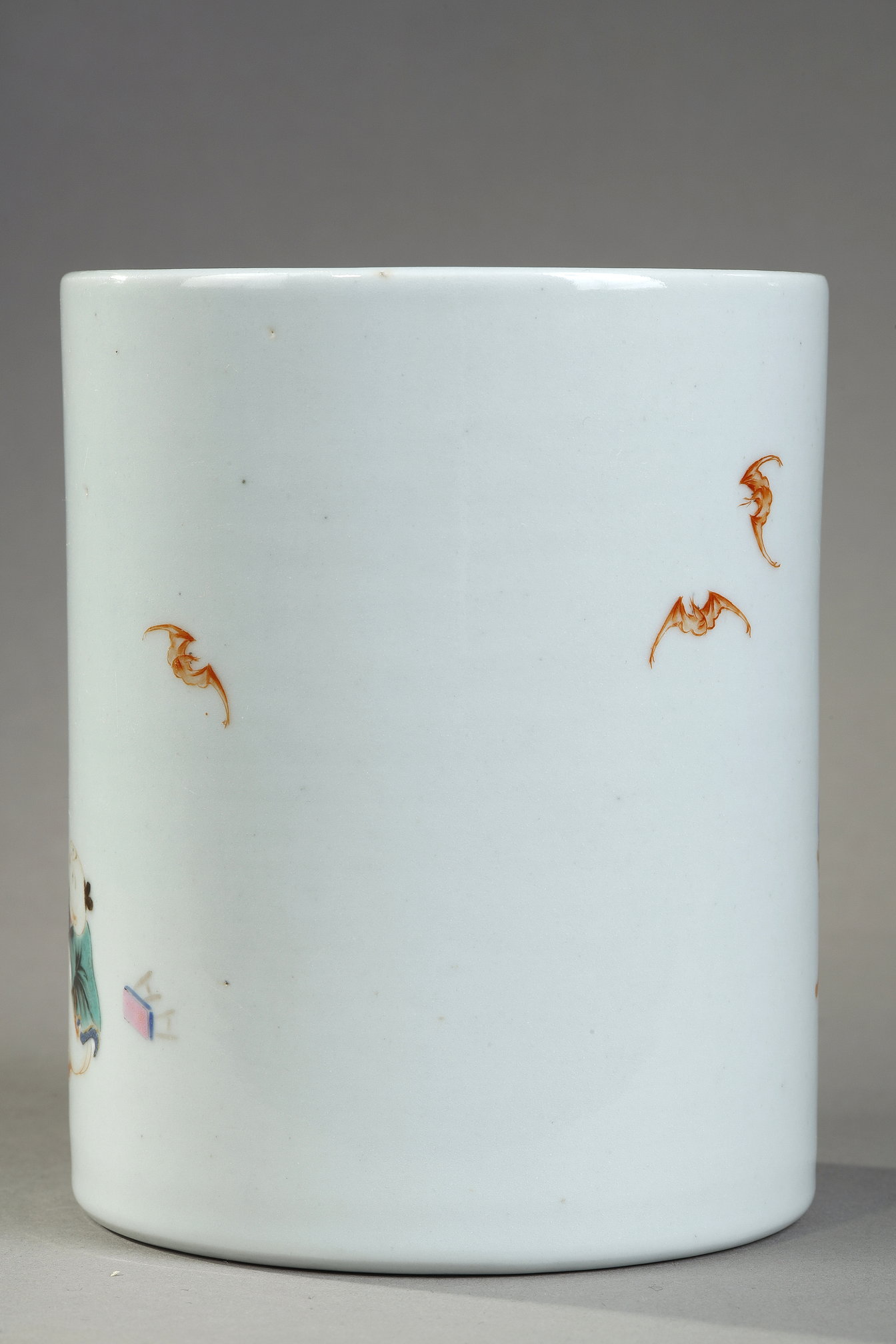 Polychrome : Porcelain brush pot Famille Rose Decorated with a courtesan in front of a desk and a child playing - China Qing Period 1644/1911