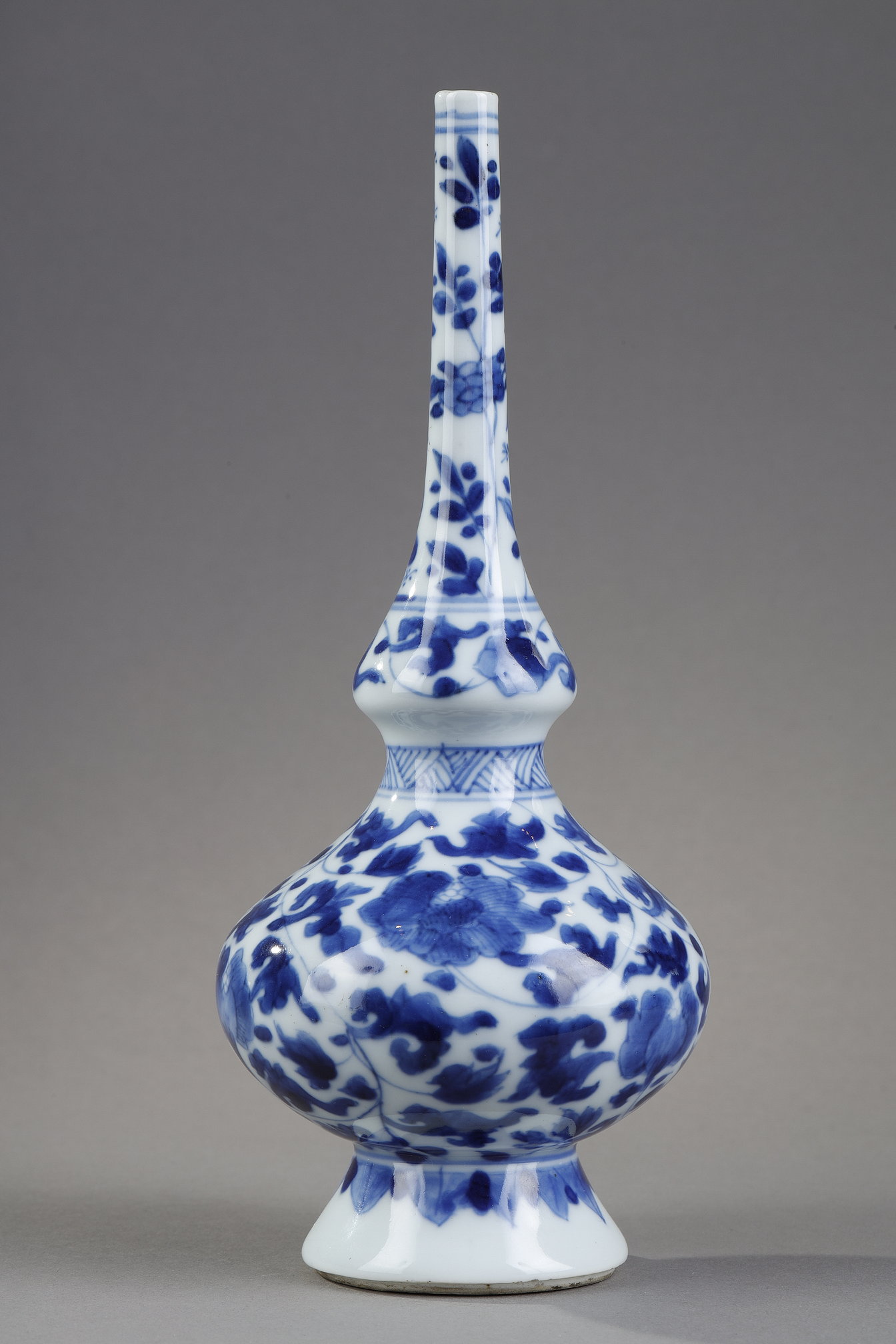 Blue White : Sprinkler for rose water porcelain Blue White a floral decor  . China Kangxi period 1662/1722
