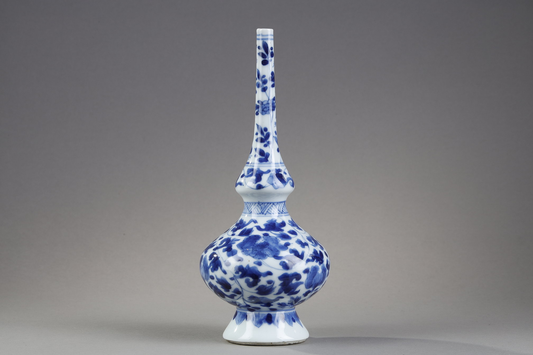Blue White : Sprinkler for rose water porcelain Blue White a floral decor  . China Kangxi period 1662/1722