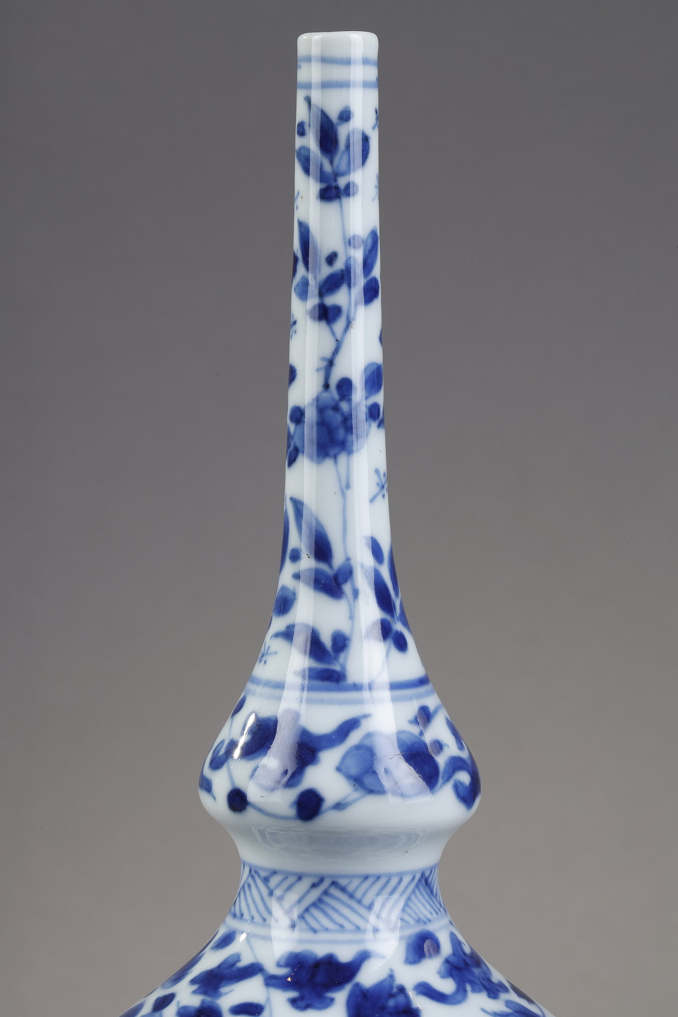 Blue White : Sprinkler for rose water porcelain Blue White a floral decor  . China Kangxi period 1662/1722