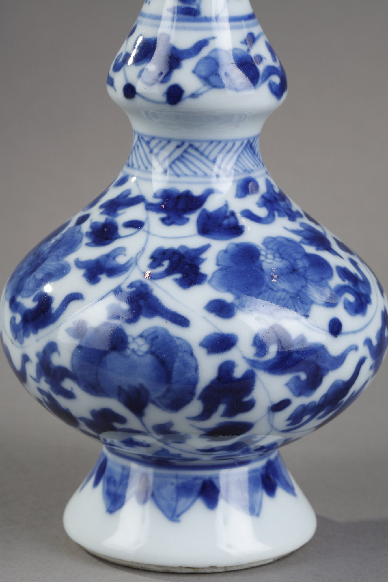 Blue White : Sprinkler for rose water porcelain Blue White a floral decor  . China Kangxi period 1662/1722