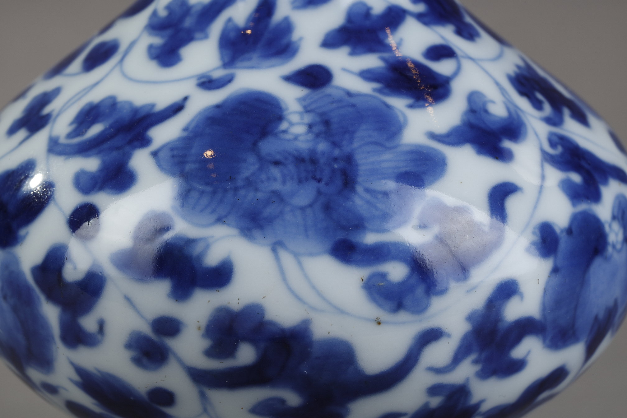 Blue White : Sprinkler for rose water porcelain Blue White a floral decor  . China Kangxi period 1662/1722