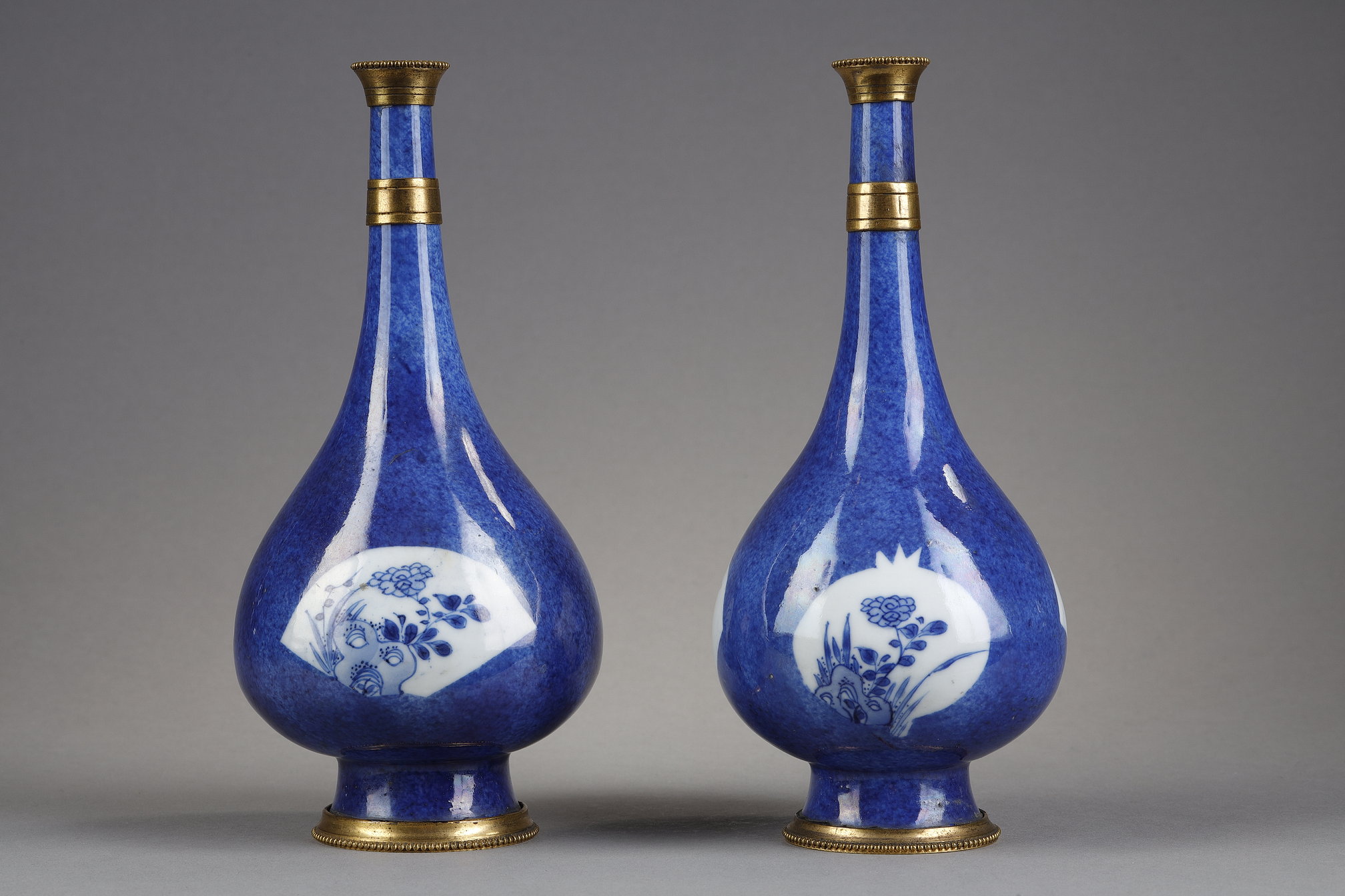 Blue White : Pair of white blue porcelain sprinckler  on powdered blue background  - Epoque
Kangxi 1662/1722   - Gilded metal strapping