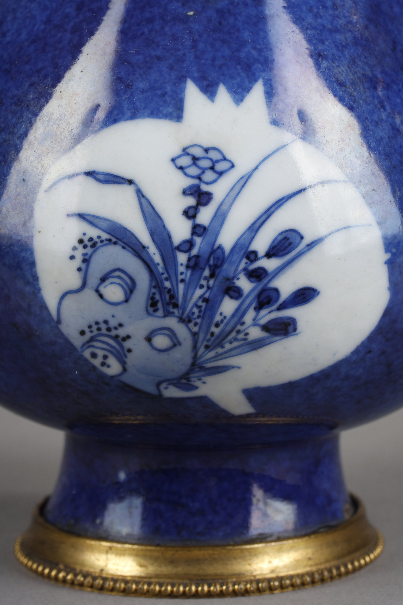 Blue White : Pair of white blue porcelain sprinckler  on powdered blue background  - Epoque
Kangxi 1662/1722   - Gilded metal strapping