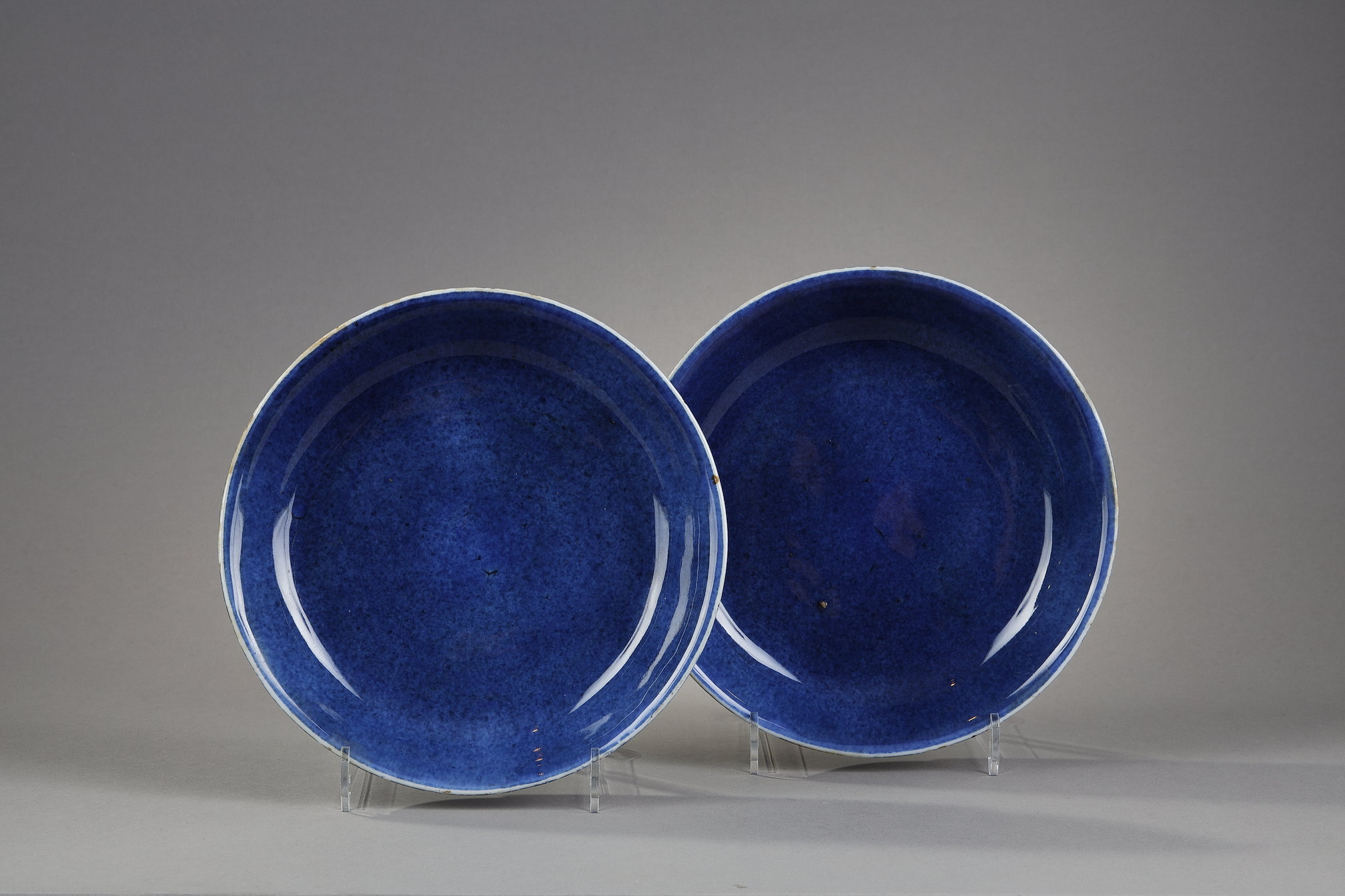Blue White : Pair of small powder blue monochrome porcelain cups - Kangxi period 1662/1722
diam 16.5cm