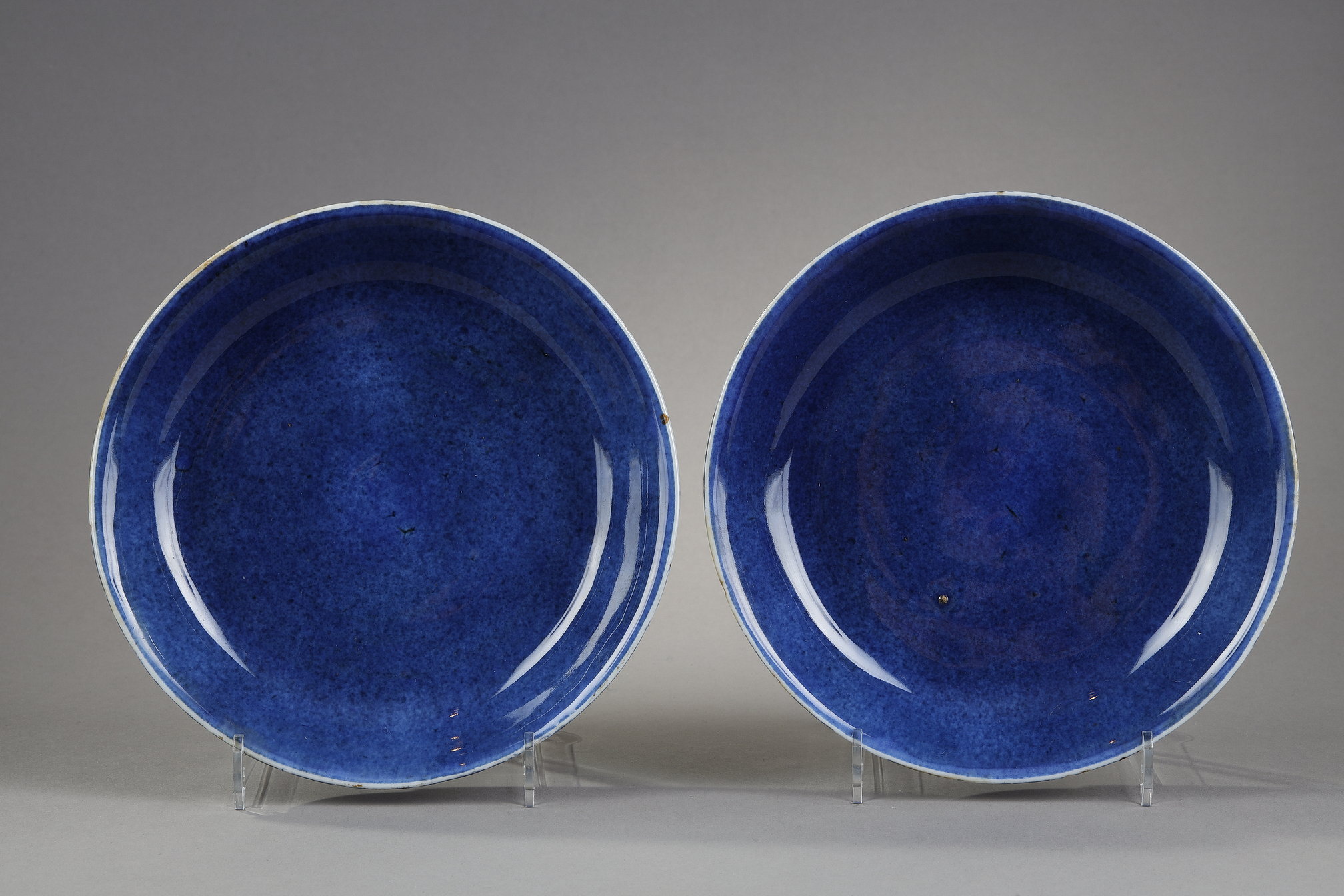 Blue White : Pair of small powder blue monochrome porcelain cups - Kangxi period 1662/1722
diam 16.5cm