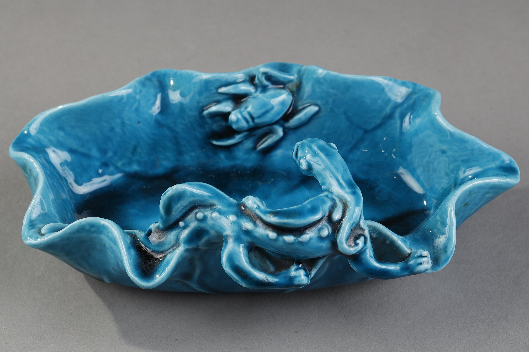 Blue White : Turquoise blue enameled biscuit brush washer shaped lotus leaf with a small dragon and insect. China 19th century 