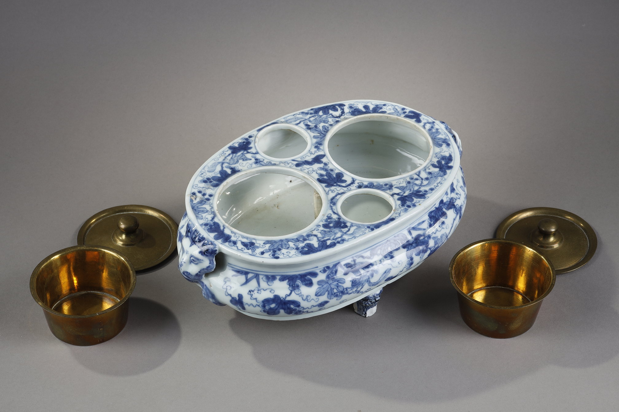 Blue White : Oil carrier-vinaigrier porcelain blue-white oval shape resting on three feet adapted posteriorly in inkwell with decoration of loirs in the grapes the handles in the shape of head of lions and rings and feet in the shape of masks of Taotie  - China Kangxi period 1662/1722