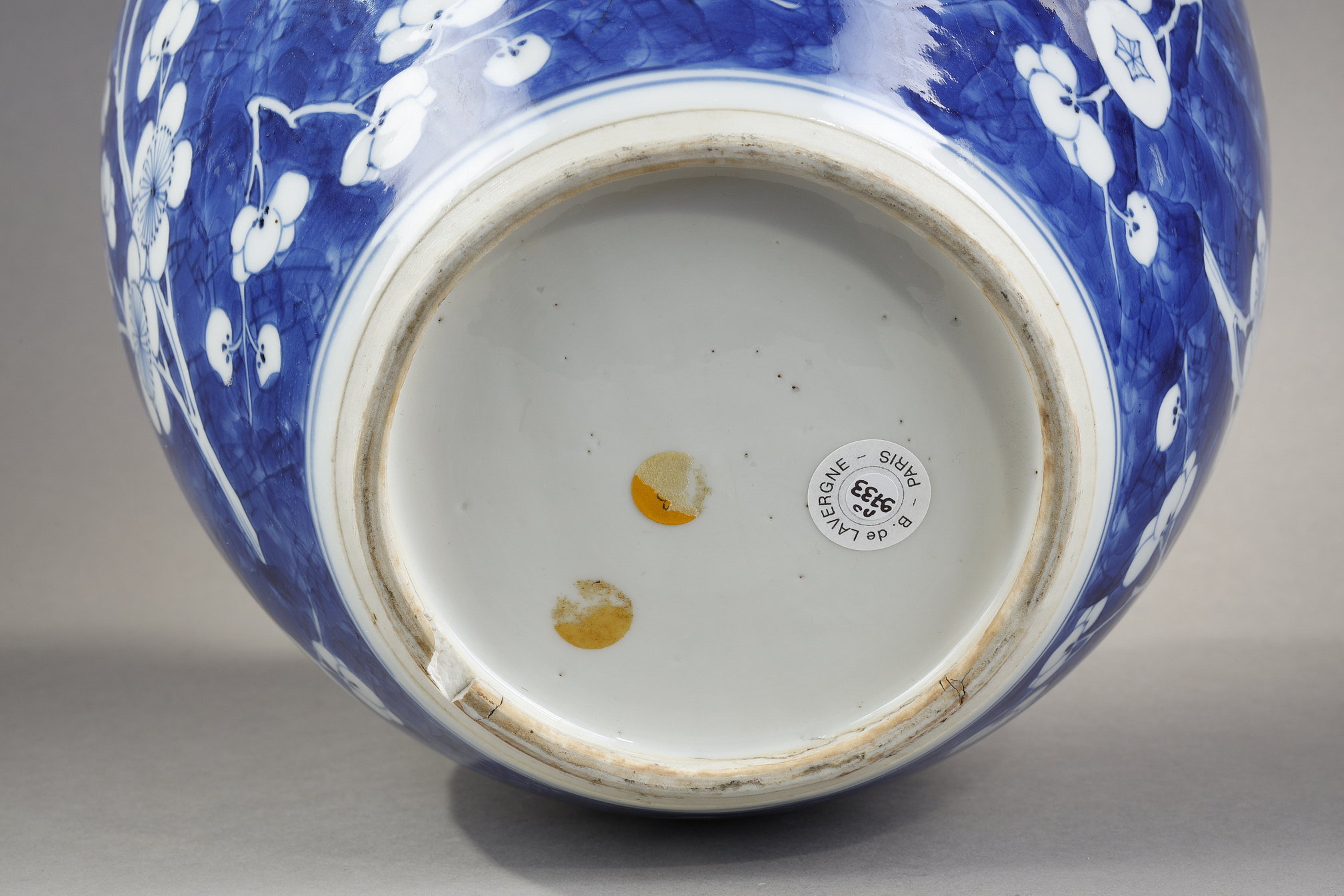 Blue White : Ginger pot and its "blue-white" porcelain cover decorated with prunus branches in flowers on a blue background called "cracked ice"   China Kangxi period 1662/1722