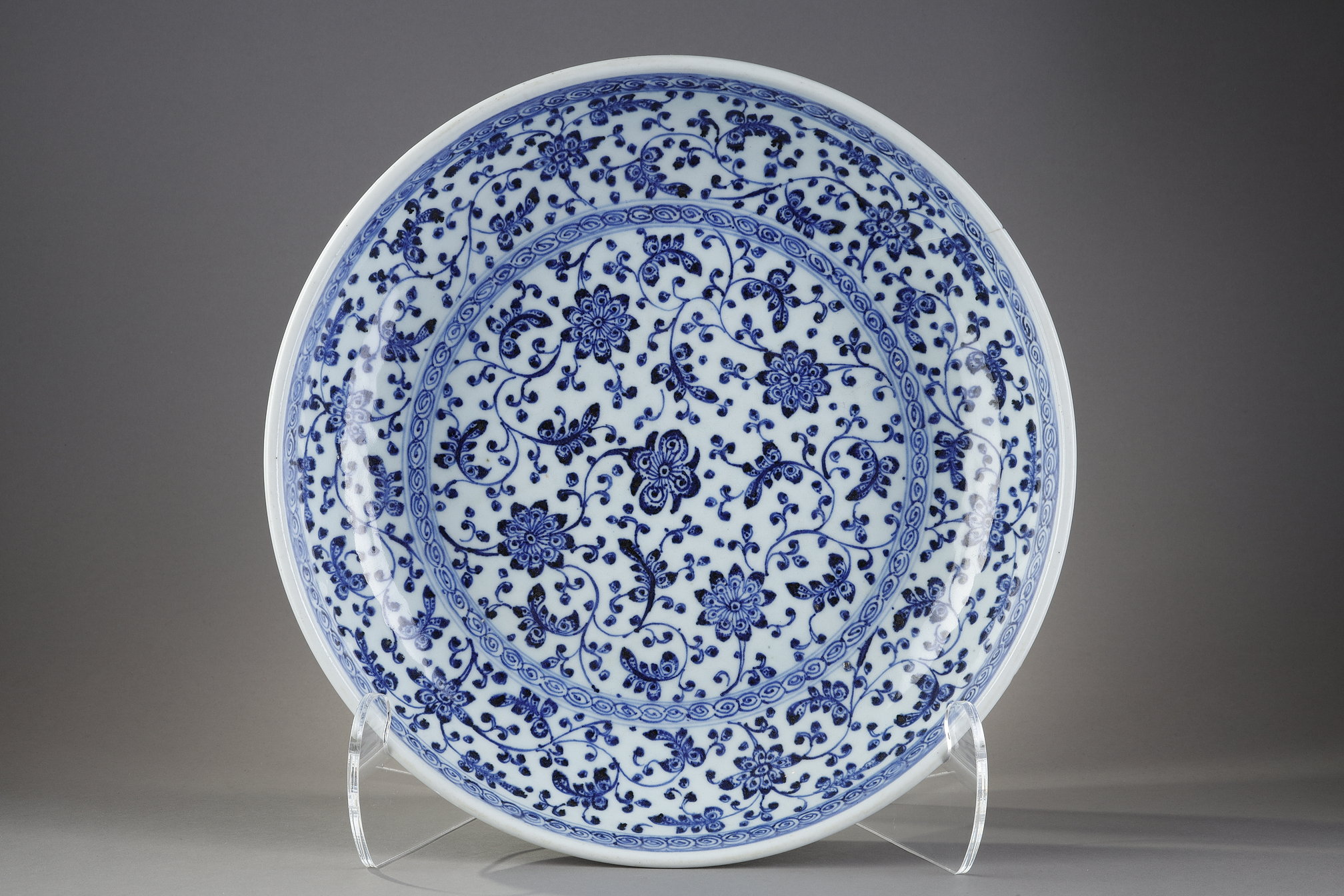 Blue White : Dish blue and white  decoration of flowers and foliage Ming style - Late 18th century