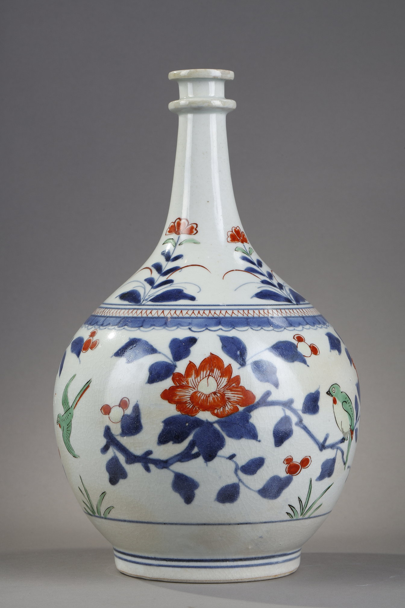 Japonais : Bouteille a pharmacie à double bague au col. en porcelaine à décor en bleu sous couverte et émaux polychromes  d oiseaux parmis les branches de grenadier de pivoines et camélia   Japon fors d Arita fin 17em siècle