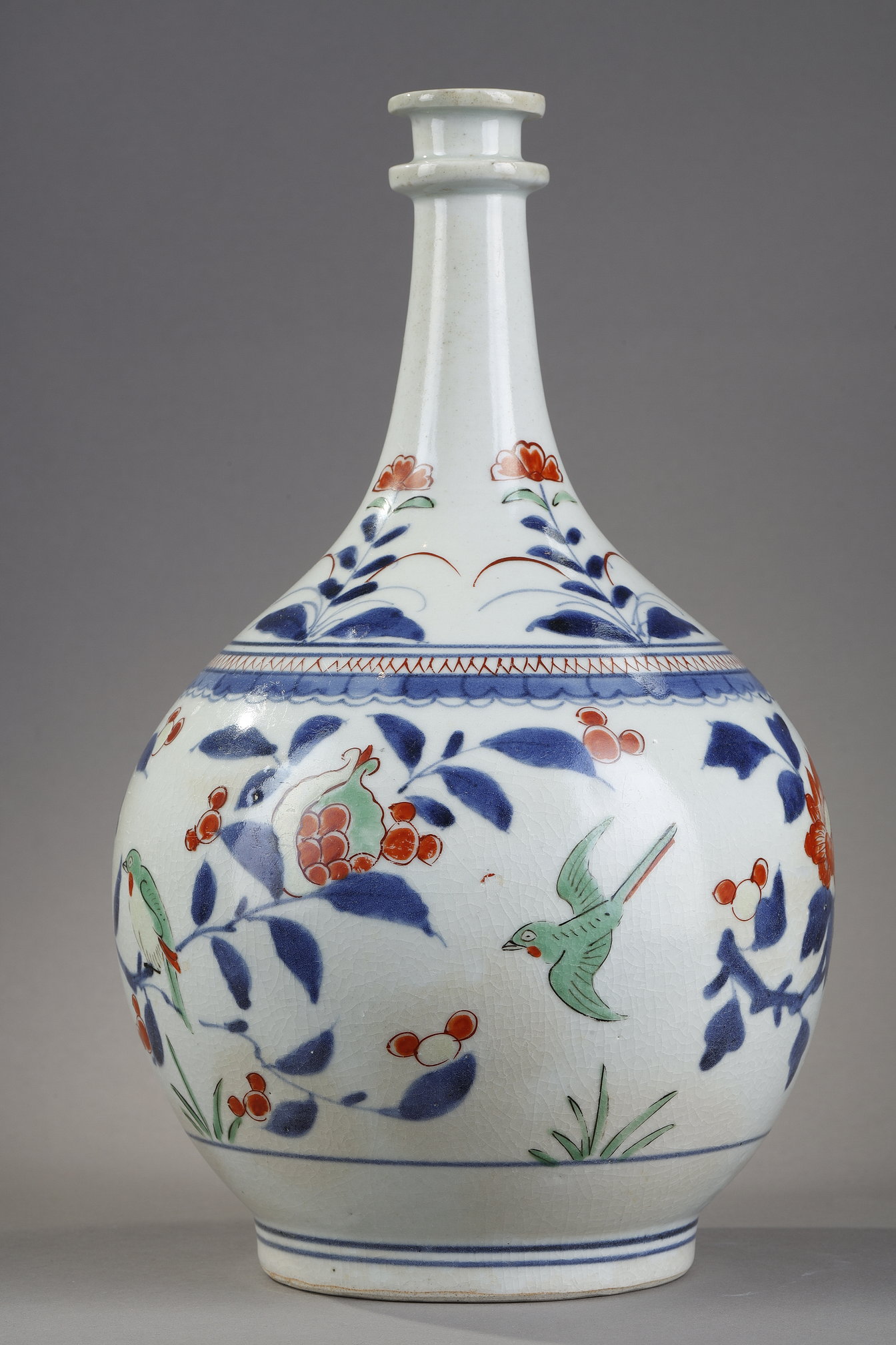 Japonais : Bouteille a pharmacie à double bague au col. en porcelaine à décor en bleu sous couverte et émaux polychromes  d oiseaux parmis les branches de grenadier de pivoines et camélia   Japon fors d Arita fin 17em siècle