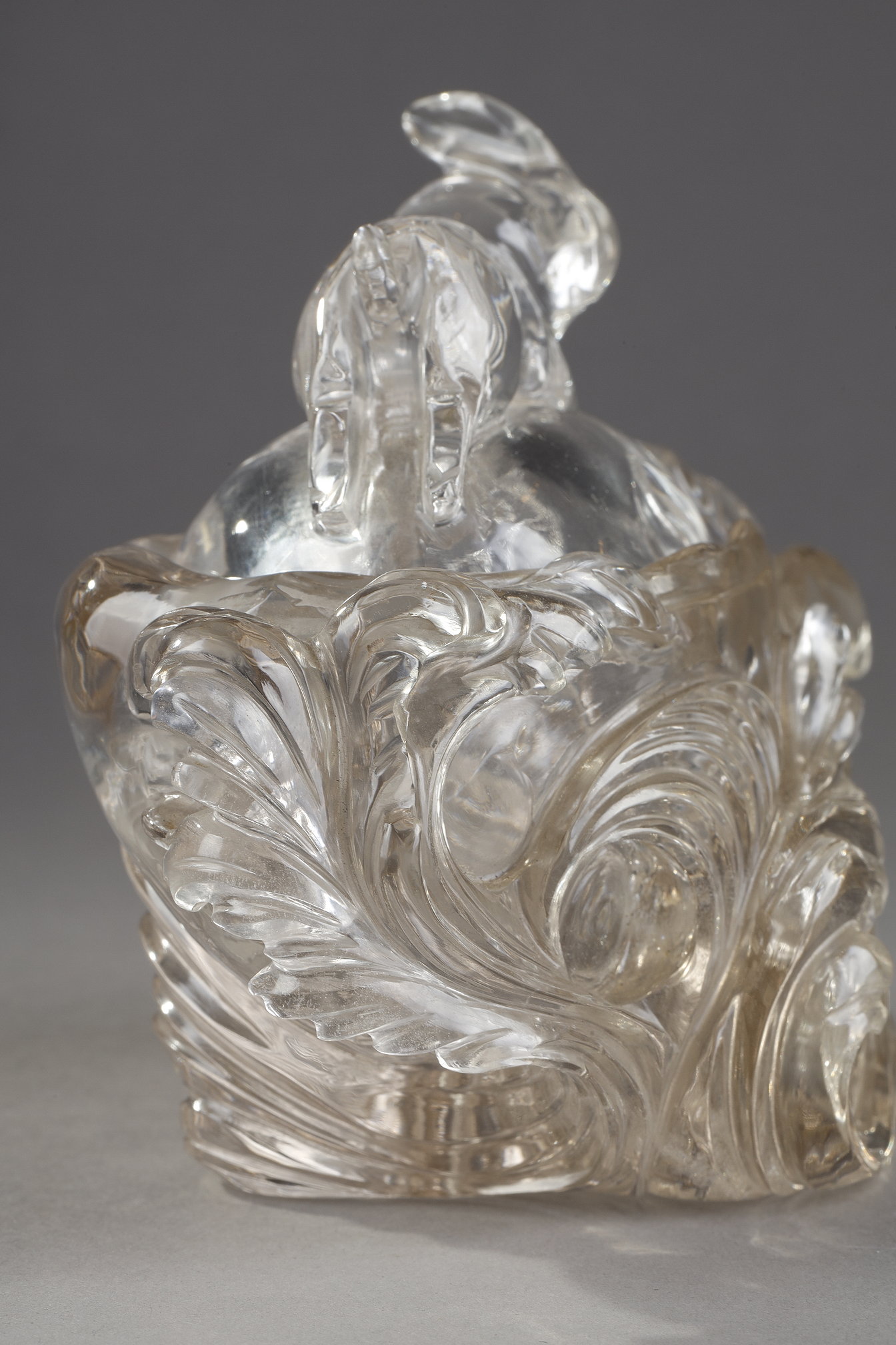Works of Art : Rock crystal box featuring a rabbit jumping over the waves ecumantes - China 19th century