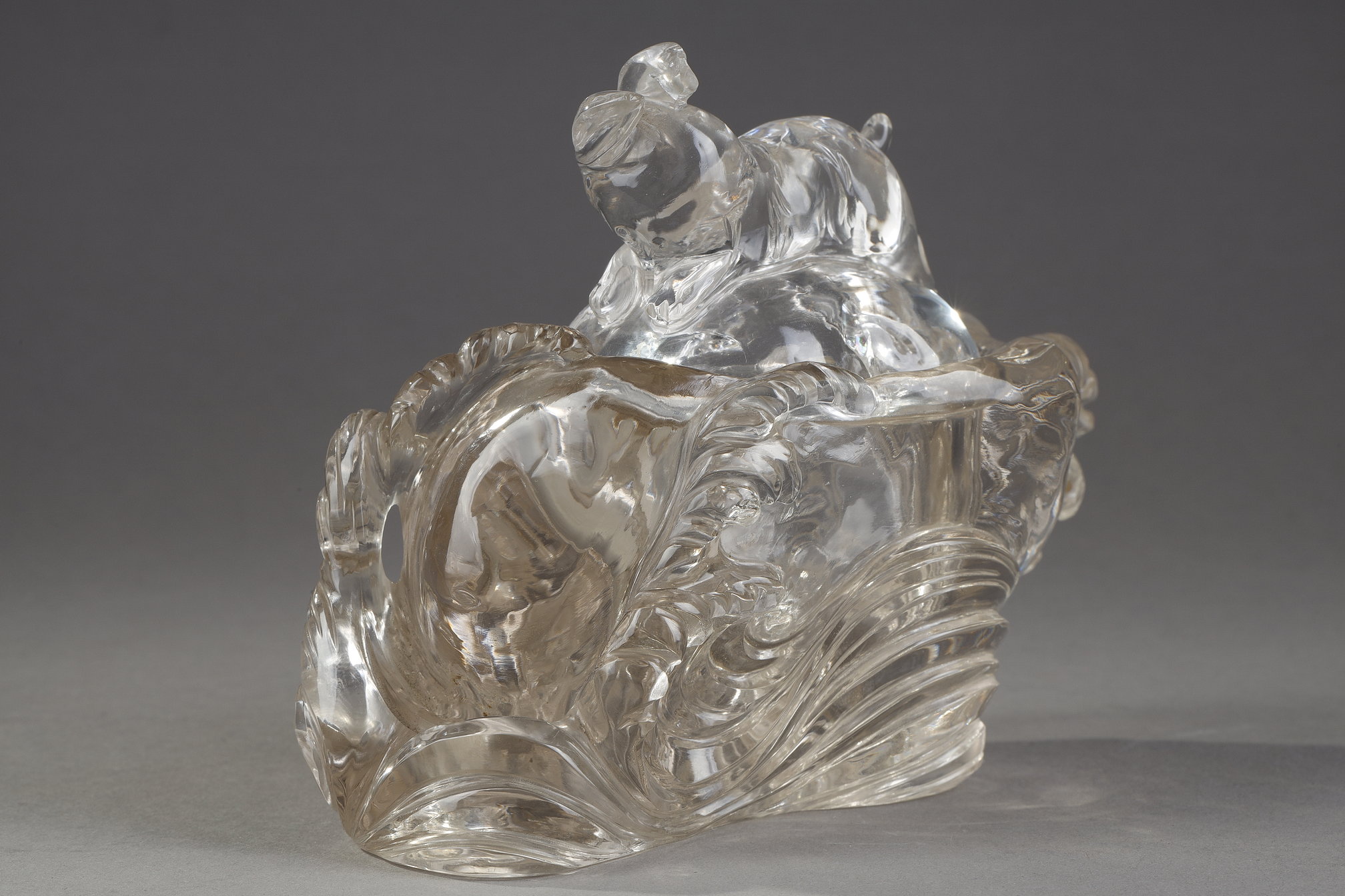 Works of Art : Rock crystal box featuring a rabbit jumping over the waves ecumantes - China 19th century
