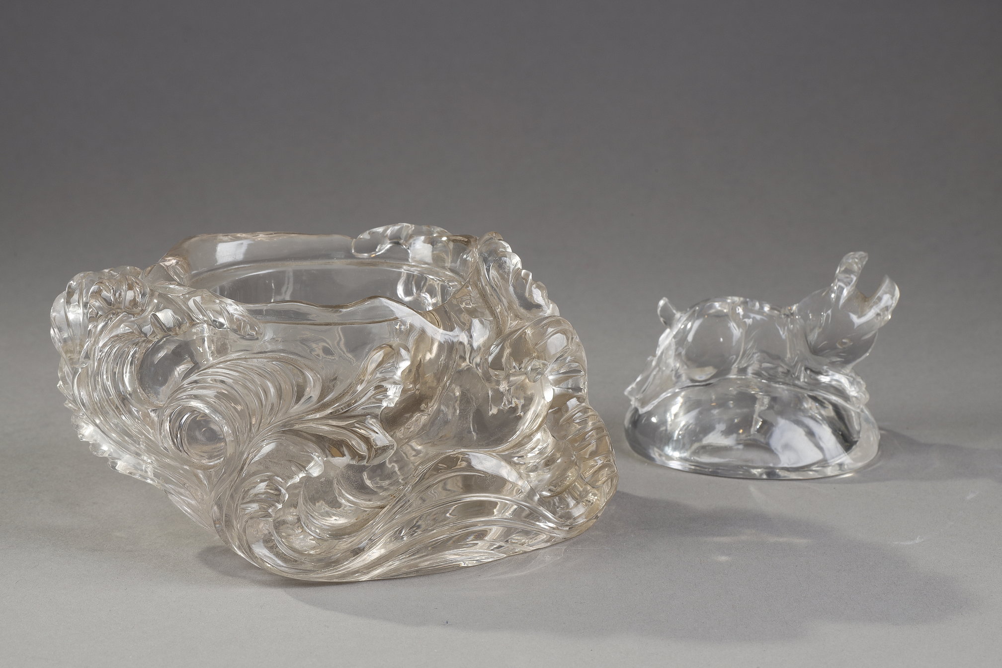 Works of Art : Rock crystal box featuring a rabbit jumping over the waves ecumantes - China 19th century