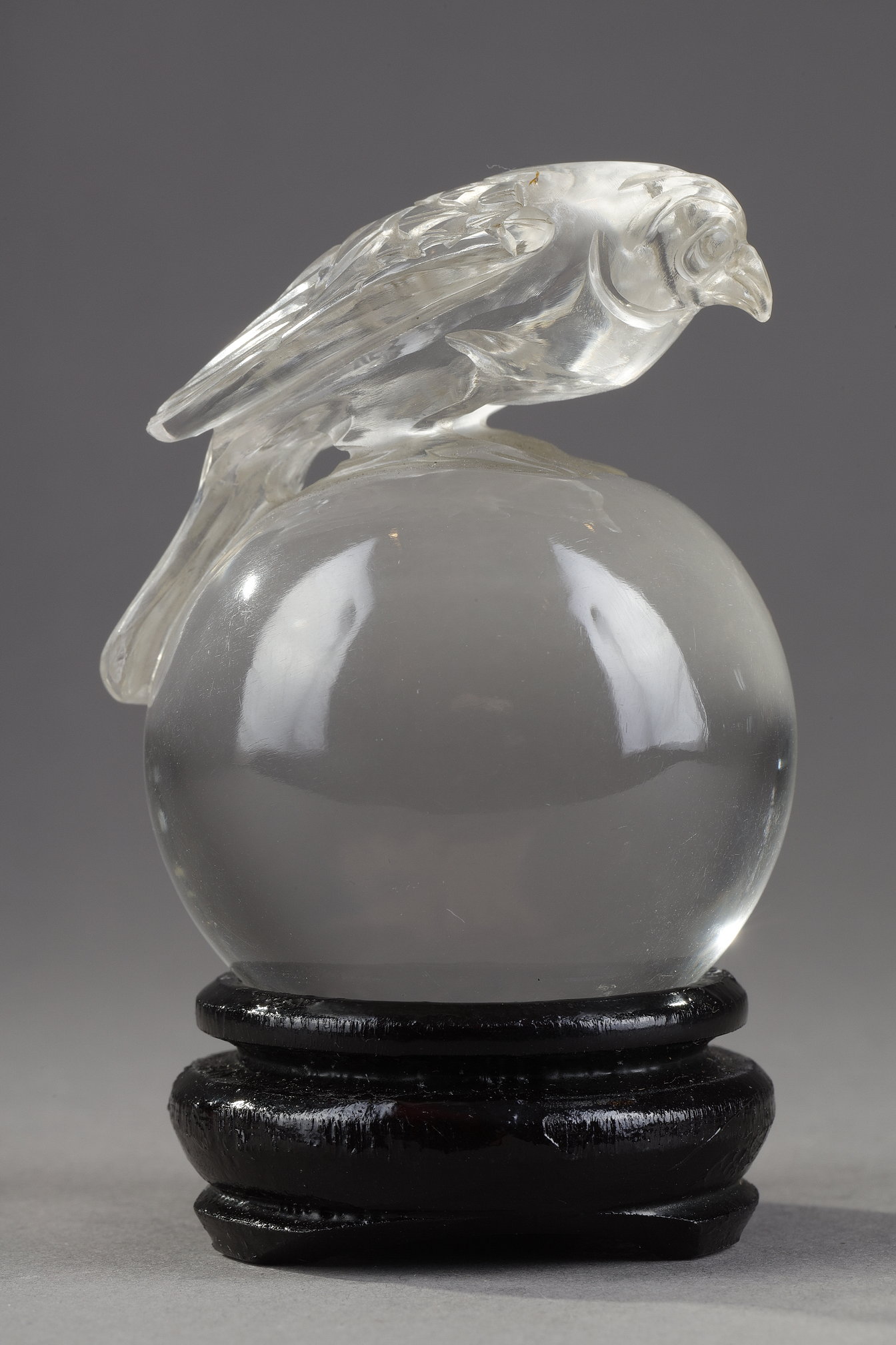 Works of Art : Small sphere in pure rock crystal surmounted by a raptor -China 19em century