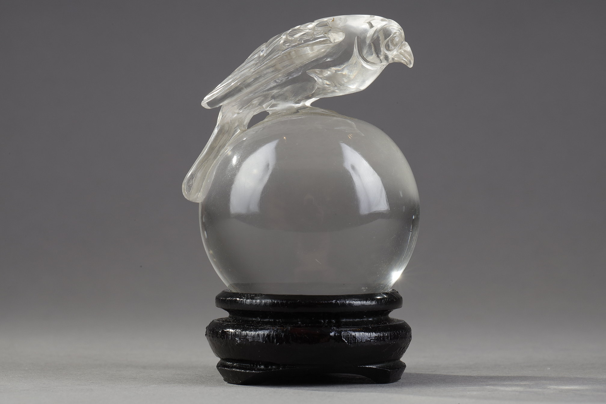 Works of Art : Small sphere in pure rock crystal surmounted by a raptor -China 19em century