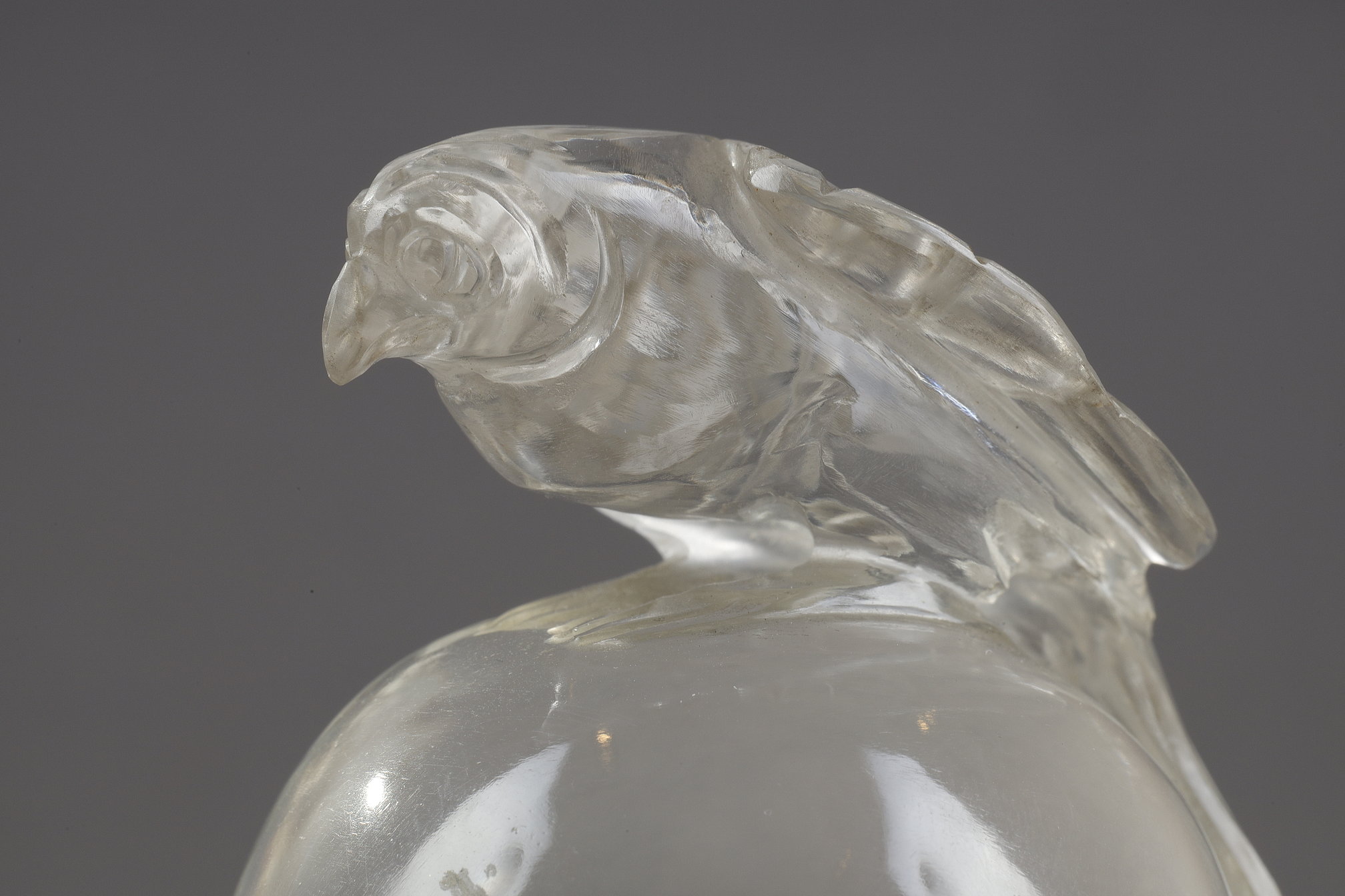 Works of Art : Small sphere in pure rock crystal surmounted by a raptor -China 19em century