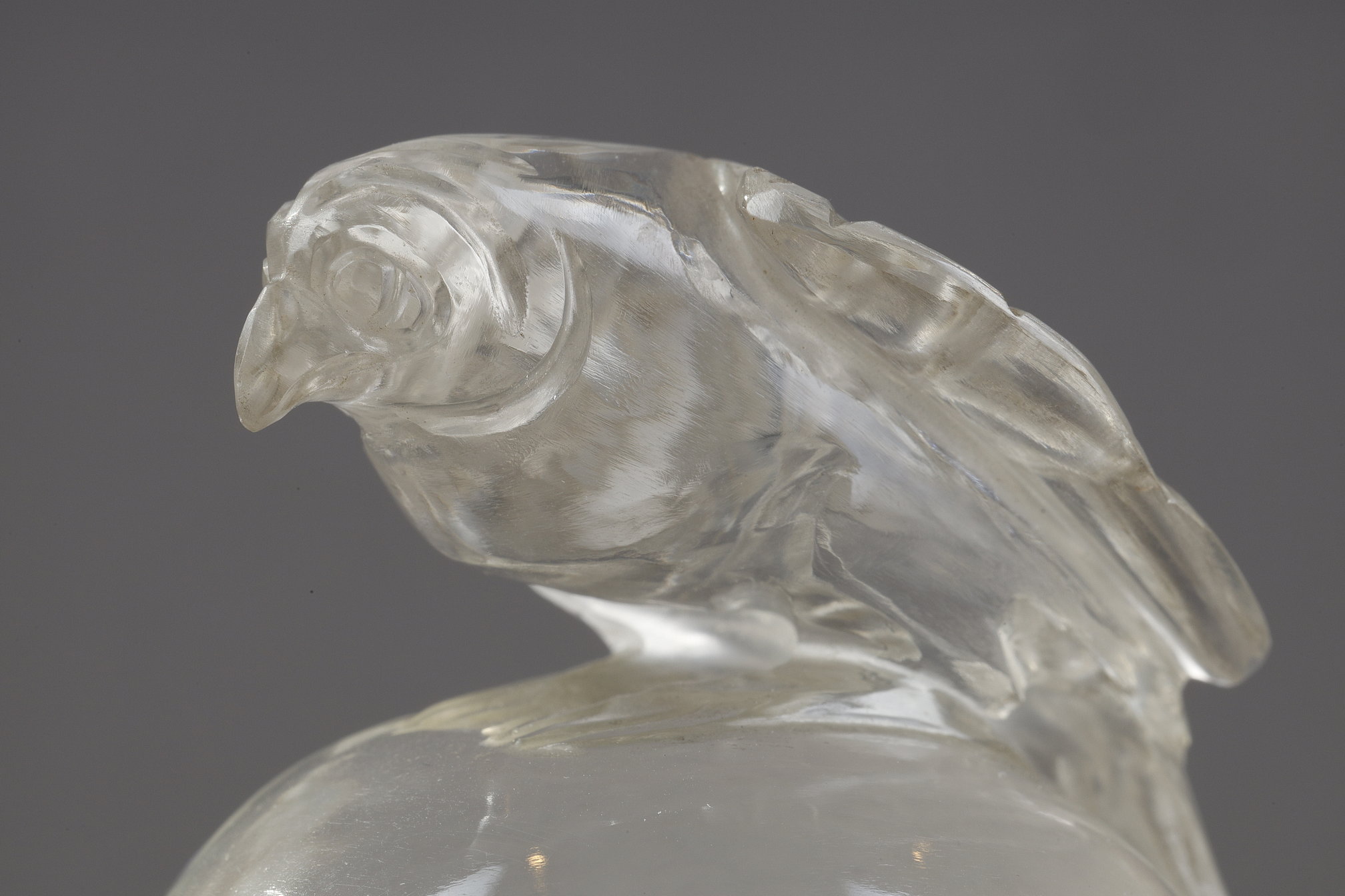 Works of Art : Small sphere in pure rock crystal surmounted by a raptor -China 19em century