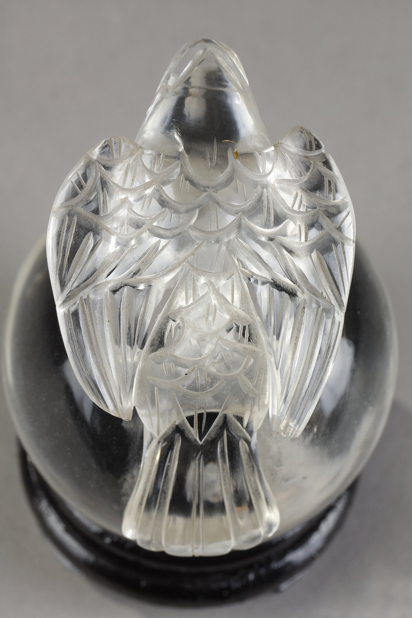 Works of Art : Small sphere in pure rock crystal surmounted by a raptor -China 19em century