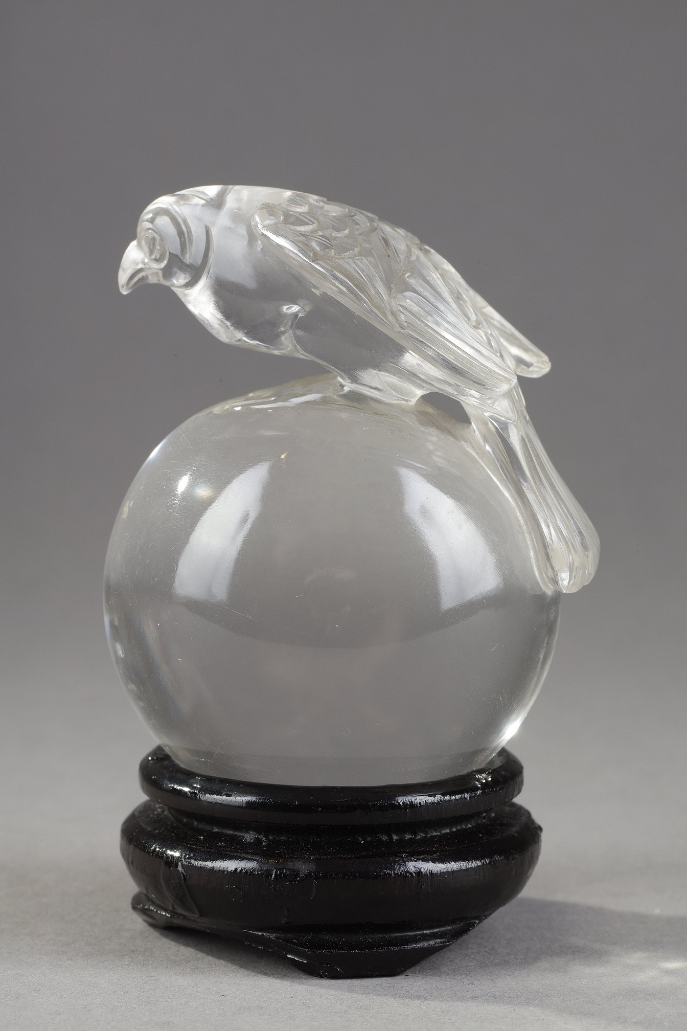 Works of Art : Small sphere in pure rock crystal surmounted by a raptor -China 19em century