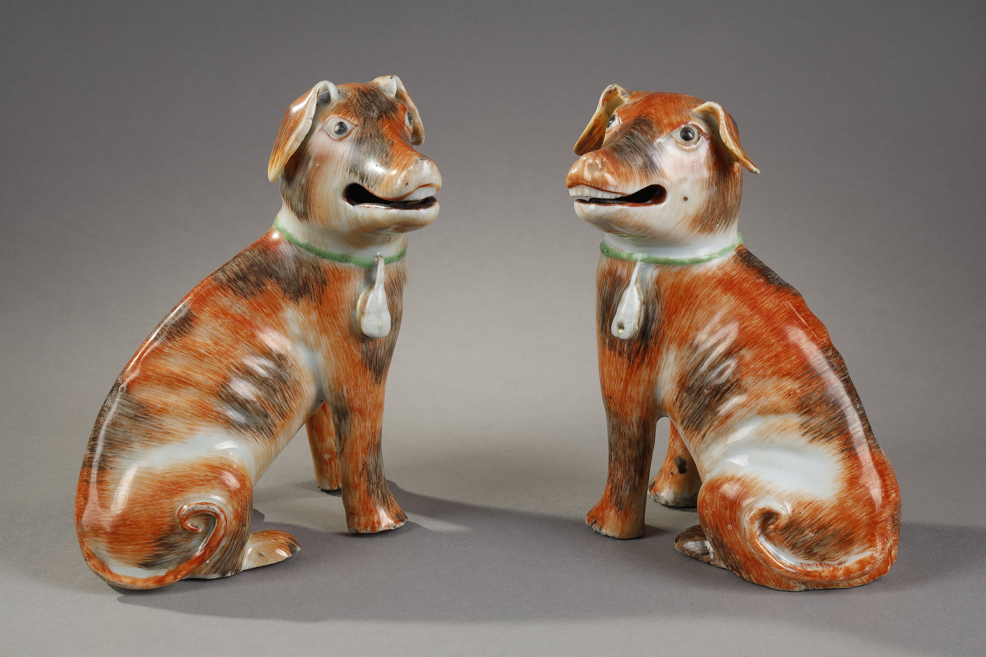 Polychrome : pair of European dogs  chinese export  - porcelain enamelled in iron red and black  - Qianlong period 1736/1795  -  about 1770  - 