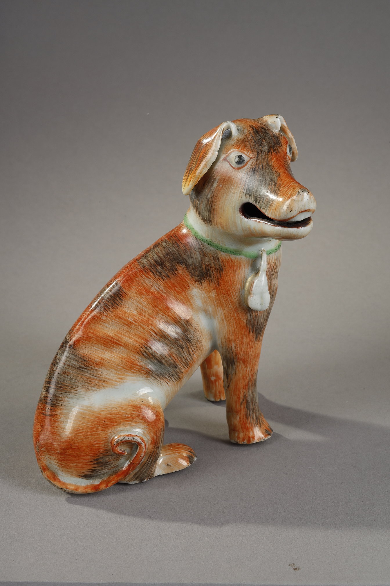 Polychrome : pair of European dogs  chinese export  - porcelain enamelled in iron red and black  - Qianlong period 1736/1795  -  about 1770  - 