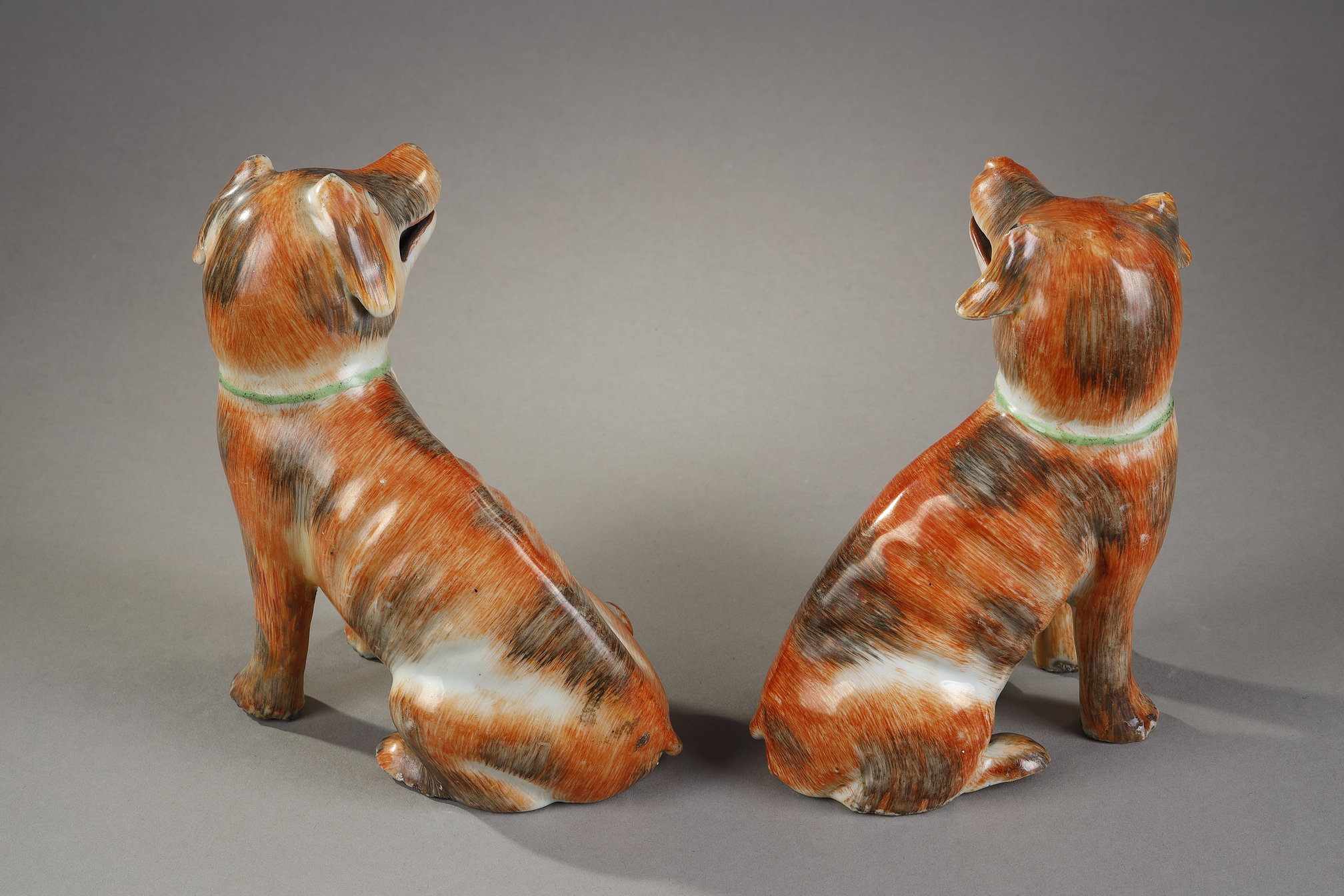 Polychrome : pair of European dogs  chinese export  - porcelain enamelled in iron red and black  - Qianlong period 1736/1795  -  about 1770  - 