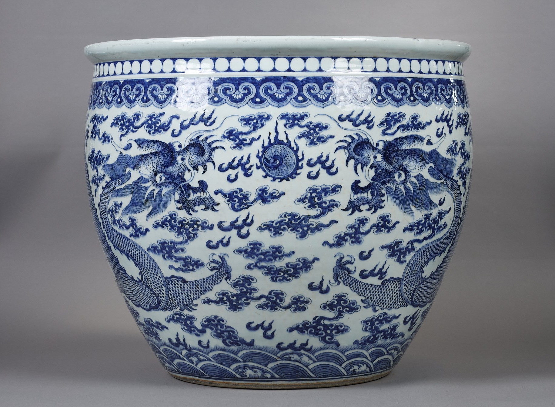 Blue White : Very large fish bowl in white blue porcelain decorated with two dragons in search of the fiery pearl - China second part of the 19th century
diam 62,5cm   H. 53.5cm