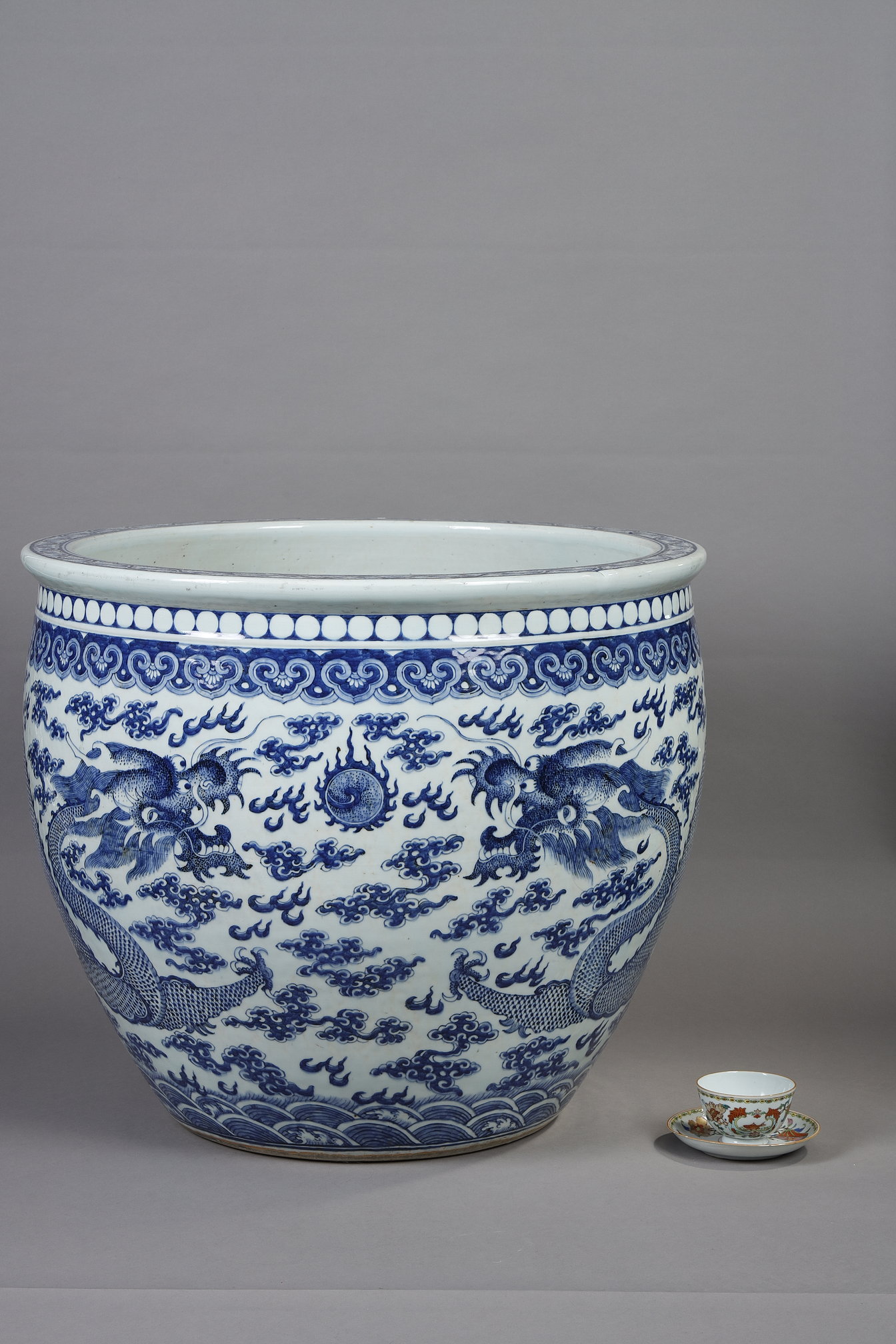 Blue White : Very large fish bowl in white blue porcelain decorated with two dragons in search of the fiery pearl - China second part of the 19th century
diam 62,5cm   H. 53.5cm