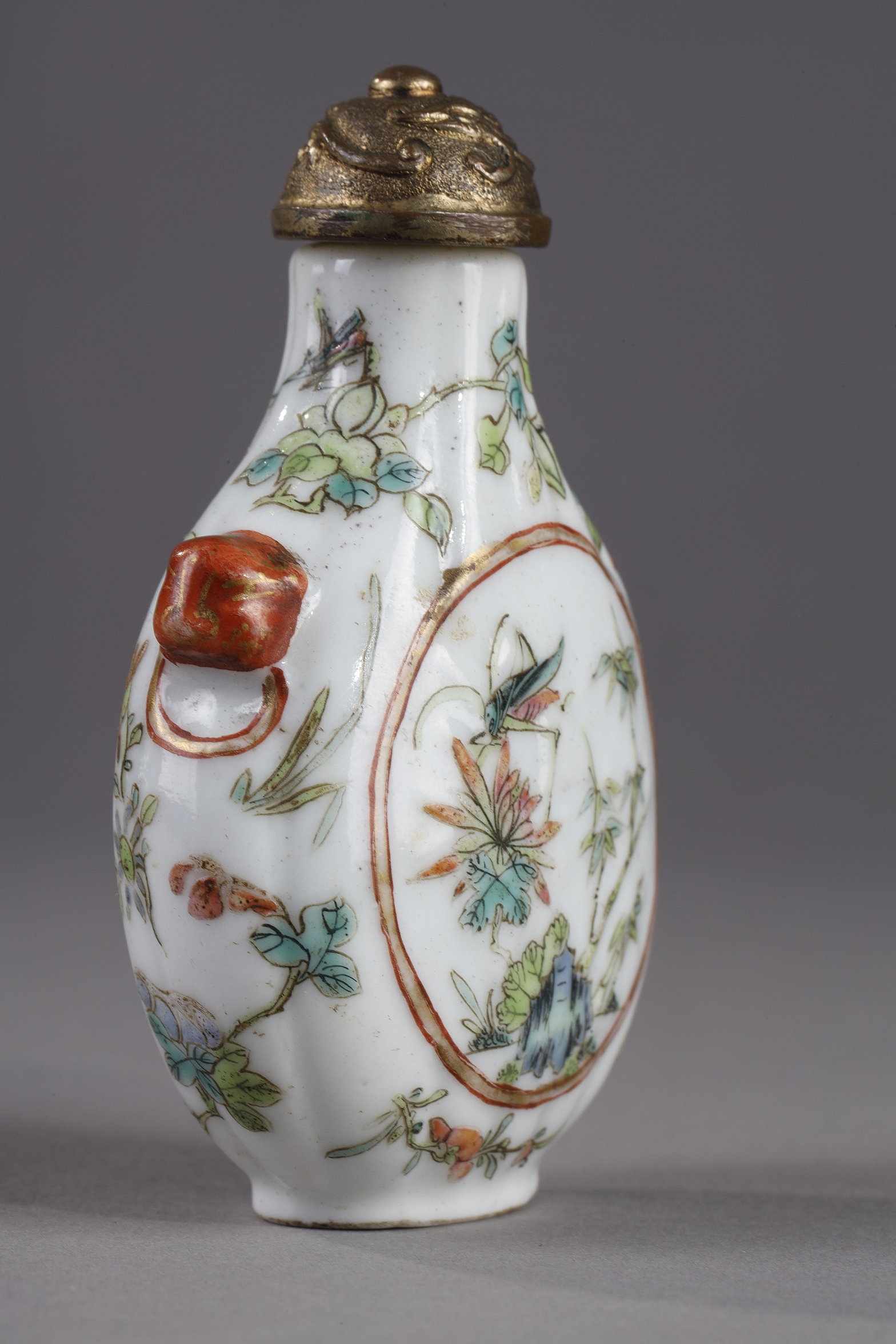 Snuff Bottles : rare snuff bottle in porcelain godronnée a decor of flowers bamboos prunus  - Kilns imperial of Jingdezhen Mark and period Daoguang 1821/1850