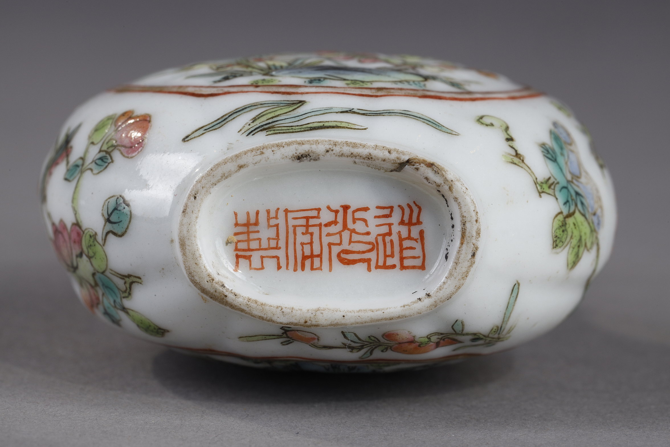 Snuff Bottles : rare snuff bottle in porcelain godronnée a decor of flowers bamboos prunus  - Kilns imperial of Jingdezhen Mark and period Daoguang 1821/1850