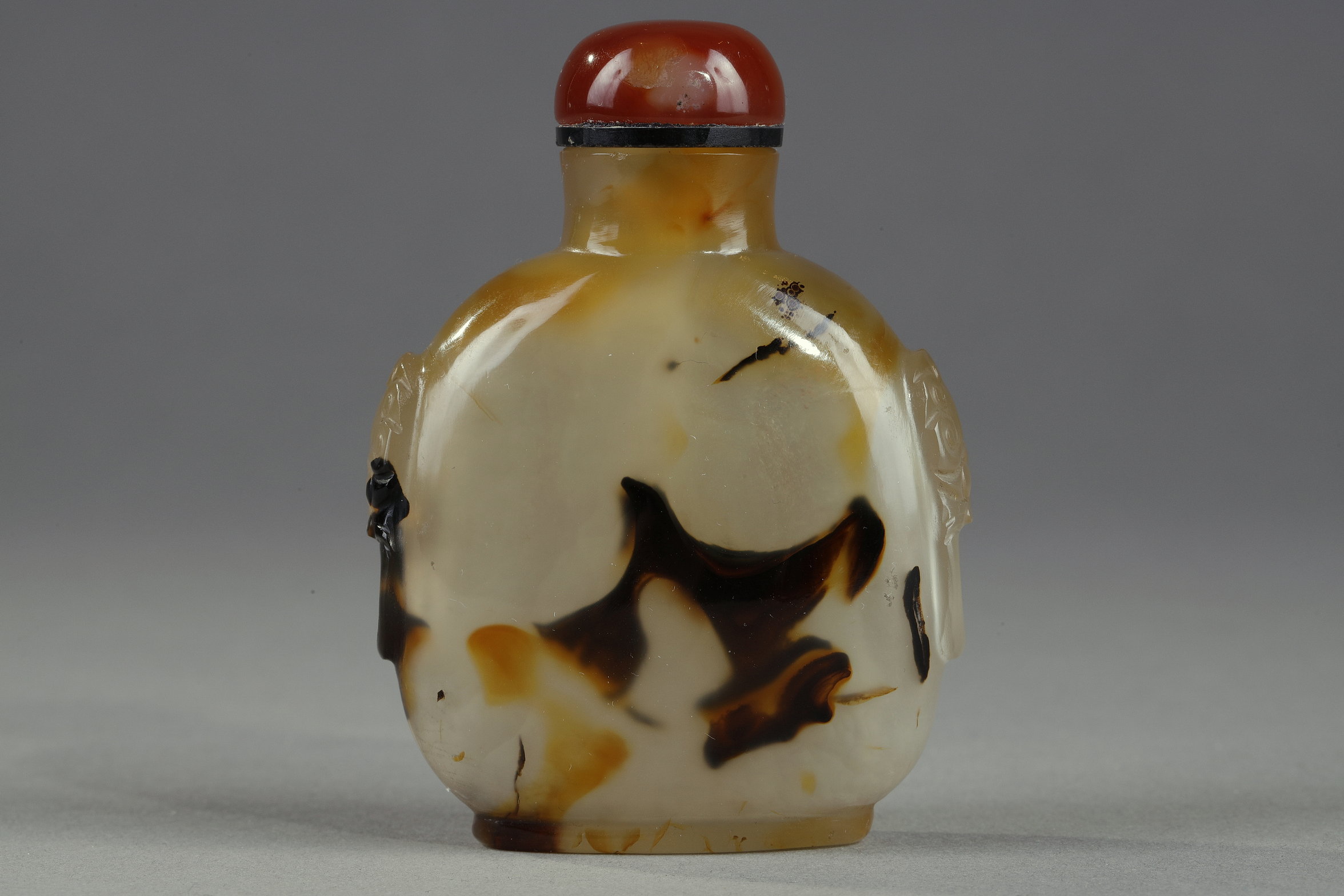 Snuff Bottles : Agate snuff bottle (well hollowed out)has natural decor with shoulder masks - China 1800/1850
