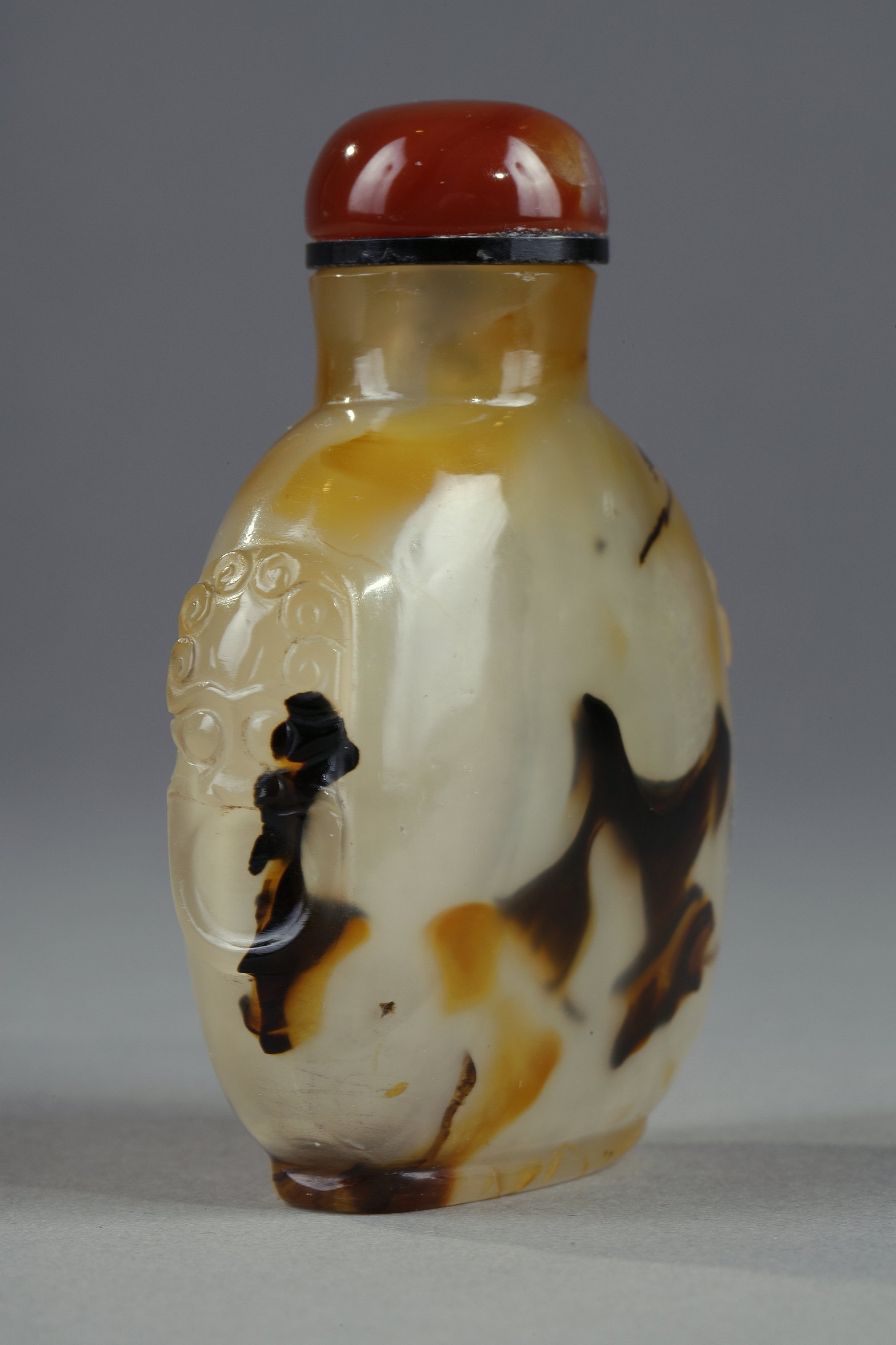 Snuff Bottles : Agate snuff bottle (well hollowed out)has natural decor with shoulder masks - China 1800/1850