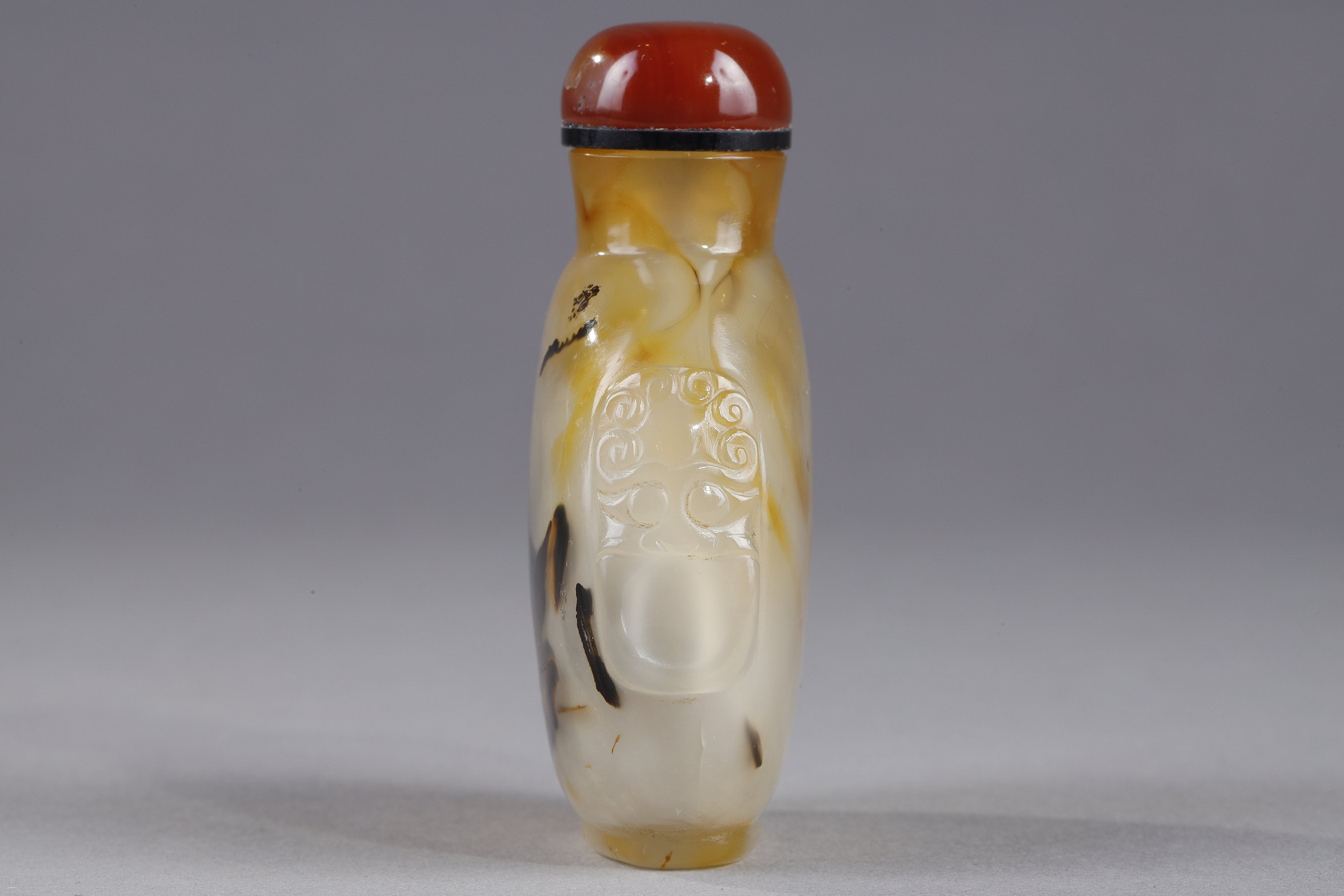 Snuff Bottles : Agate snuff bottle (well hollowed out)has natural decor with shoulder masks - China 1800/1850