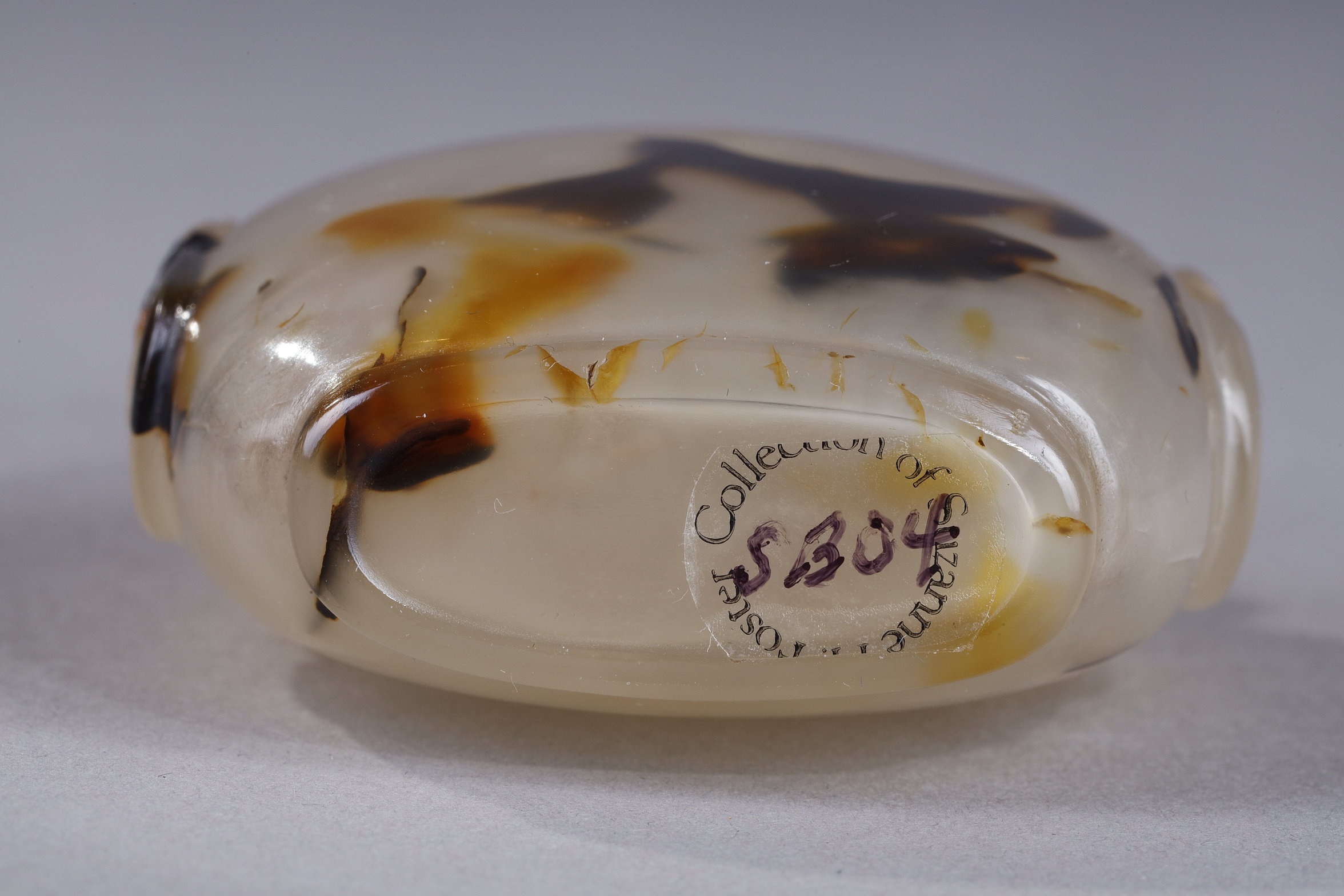 Snuff Bottles : Agate snuff bottle (well hollowed out)has natural decor with shoulder masks - China 1800/1850