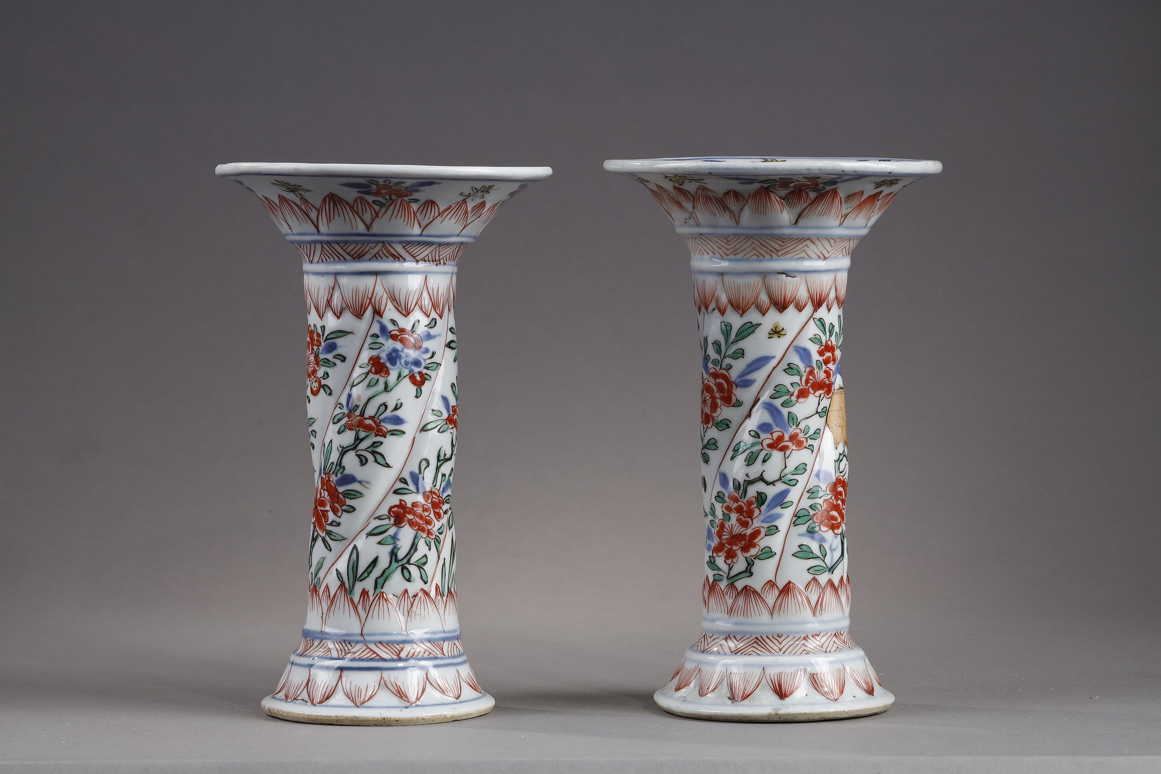 Polychrome : pair of small twisted porcelain vases from the Famille Verte - China Kangxi period 1662/1722