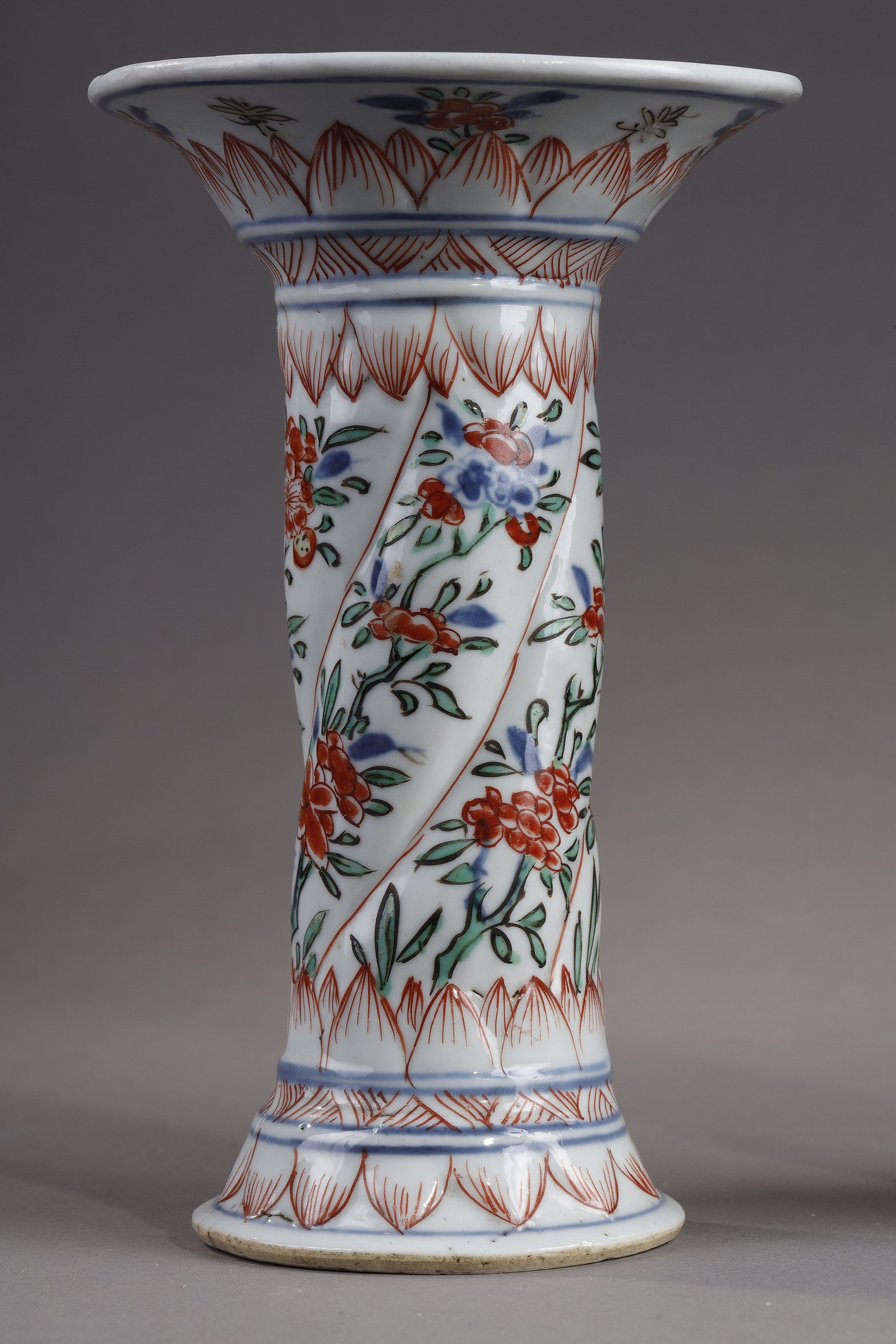 Polychrome : pair of small twisted porcelain vases from the Famille Verte - China Kangxi period 1662/1722