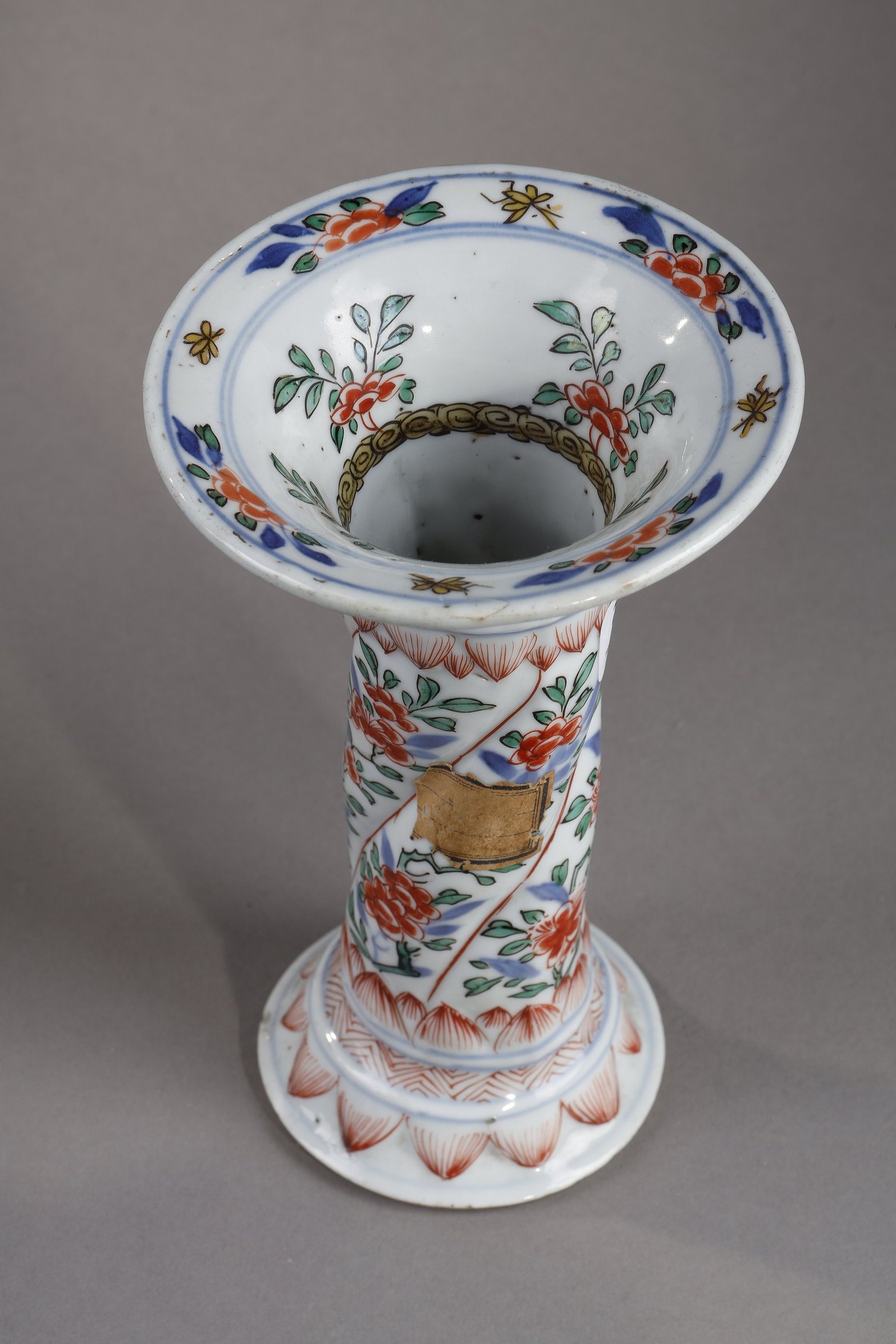 Polychrome : pair of small twisted porcelain vases from the Famille Verte - China Kangxi period 1662/1722