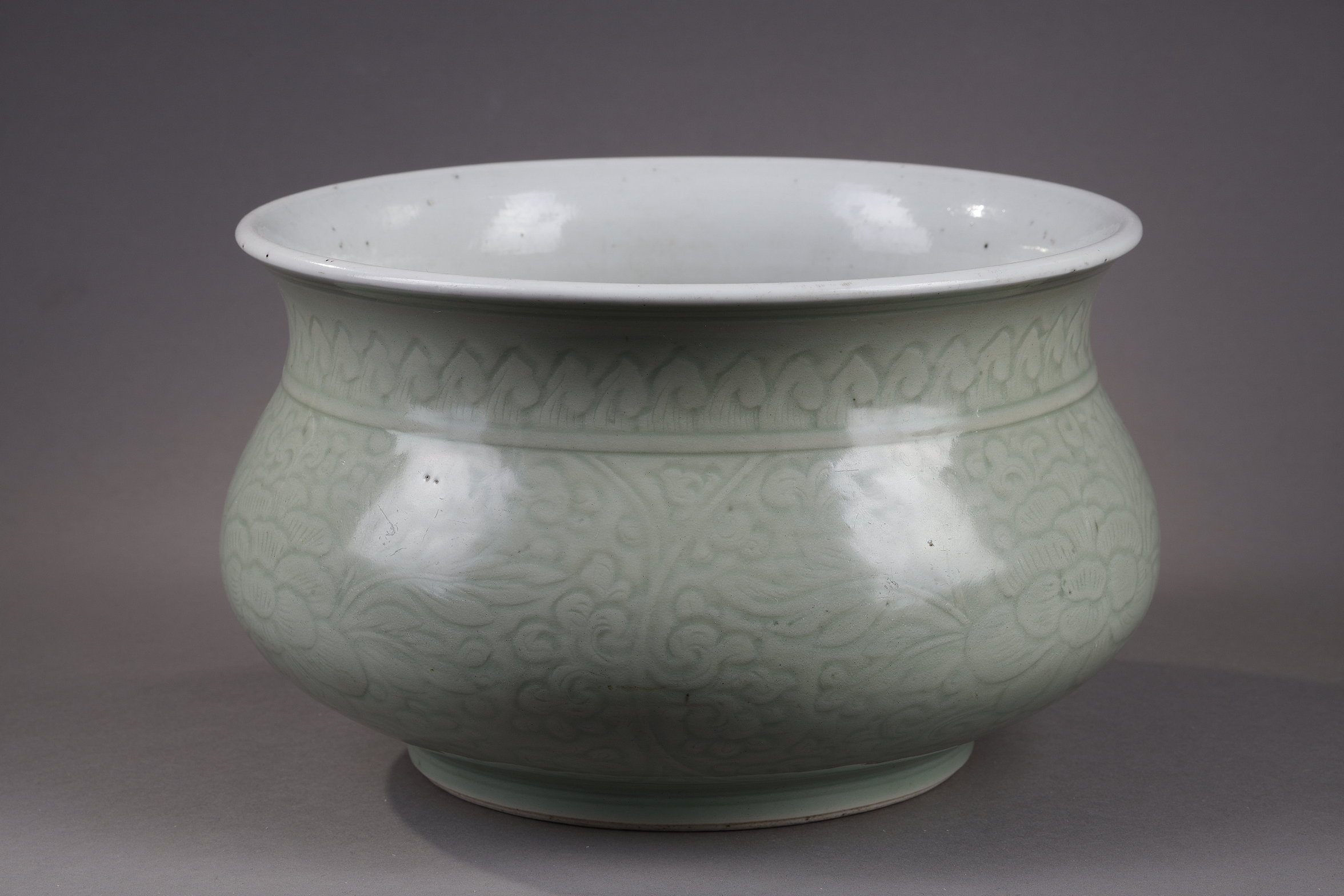 Polychrome : Large censer celadon enamelled and  decorated underglaze with flowers
Kangxi period 1662/1722