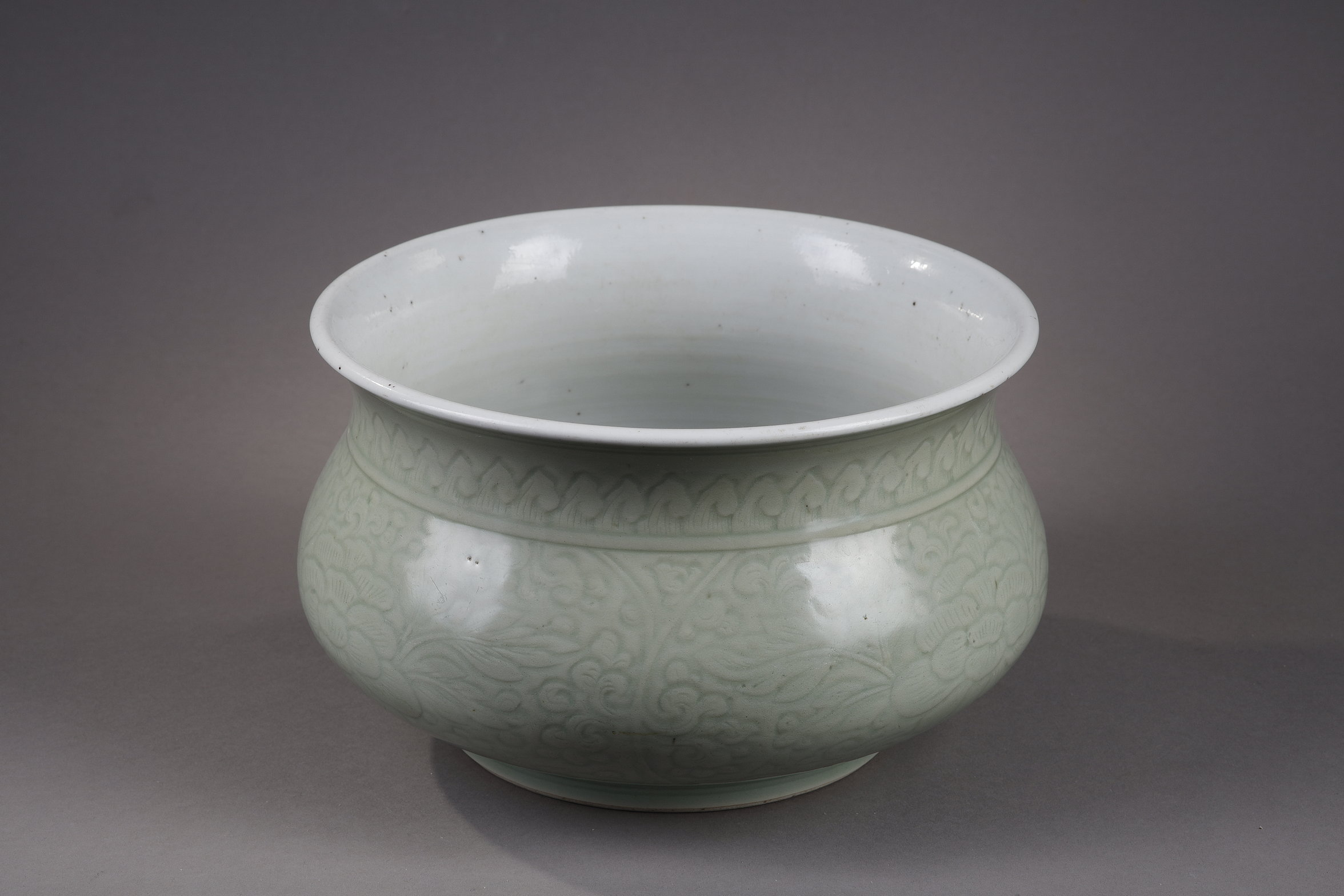 Polychrome : Large censer celadon enamelled and  decorated underglaze with flowers
Kangxi period 1662/1722