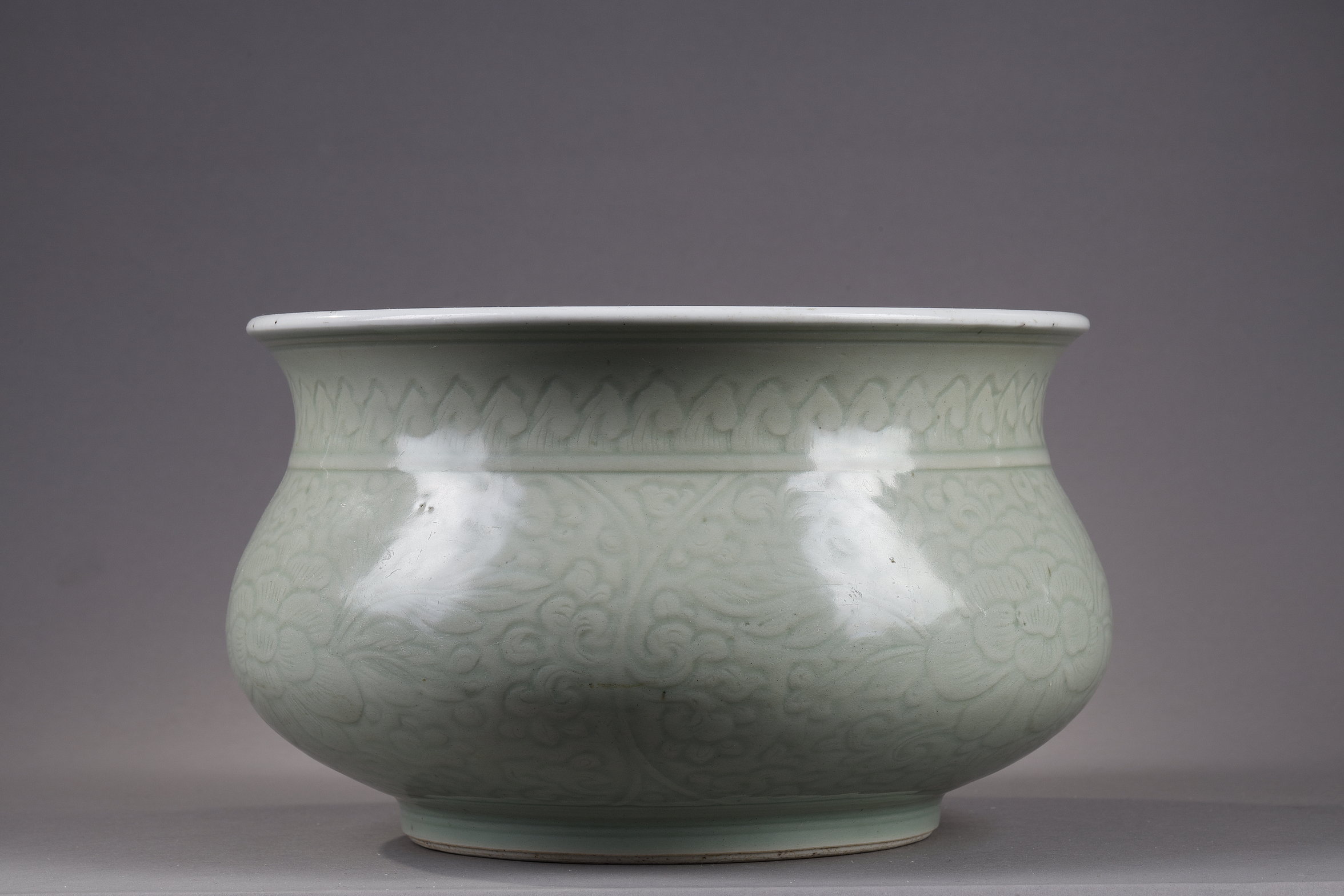 Polychrome : Large censer celadon enamelled and  decorated underglaze with flowers
Kangxi period 1662/1722